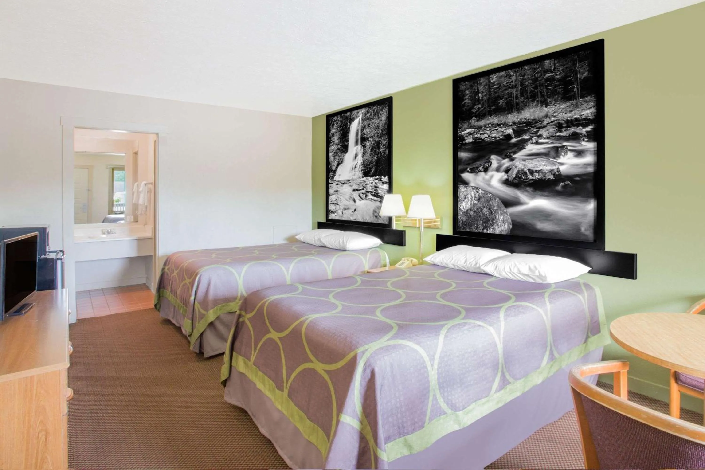Photo of the whole room, Bed in Super 8 by Wyndham Christiansburg