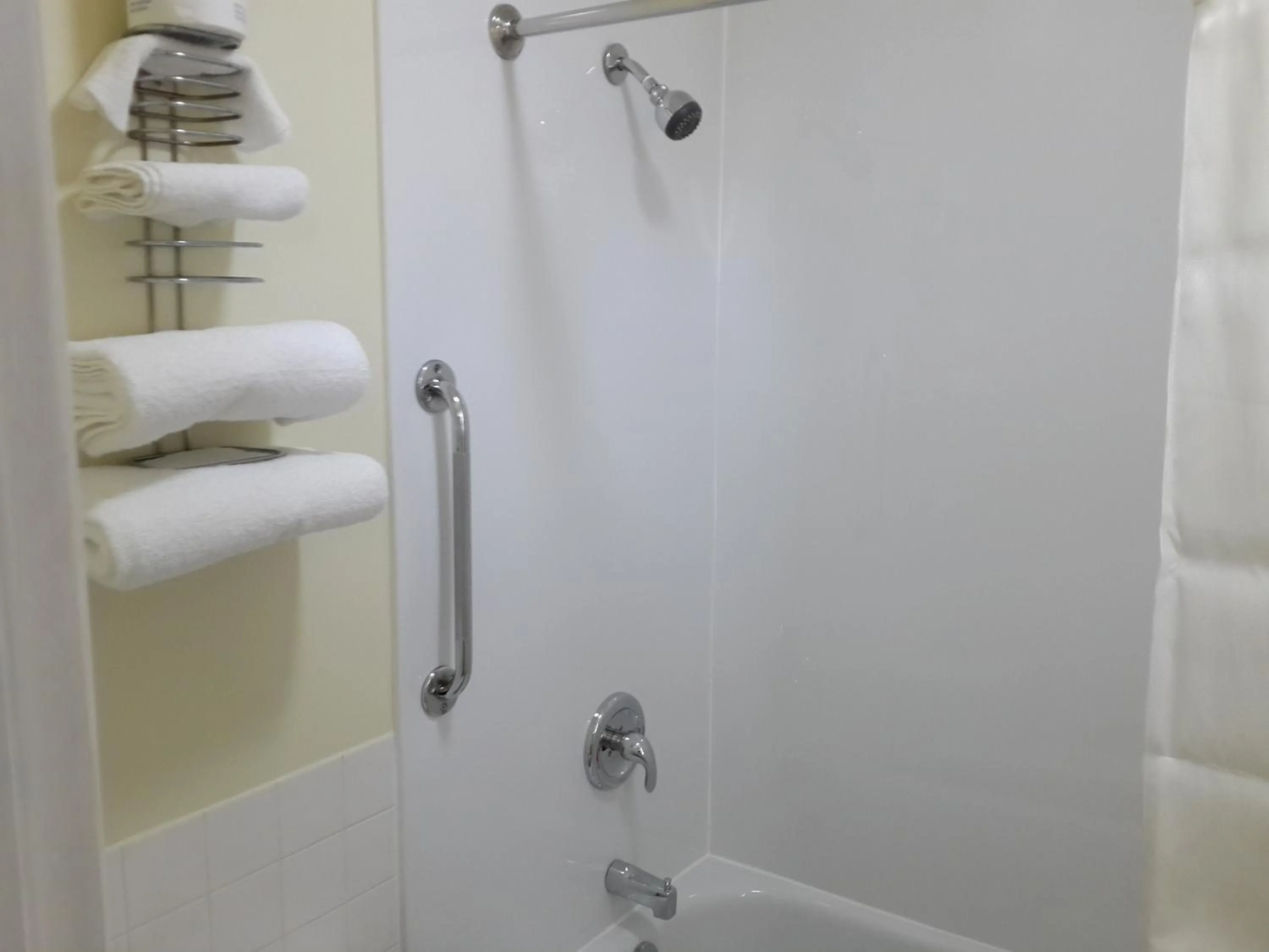 Bathroom in Fox Motor Inn