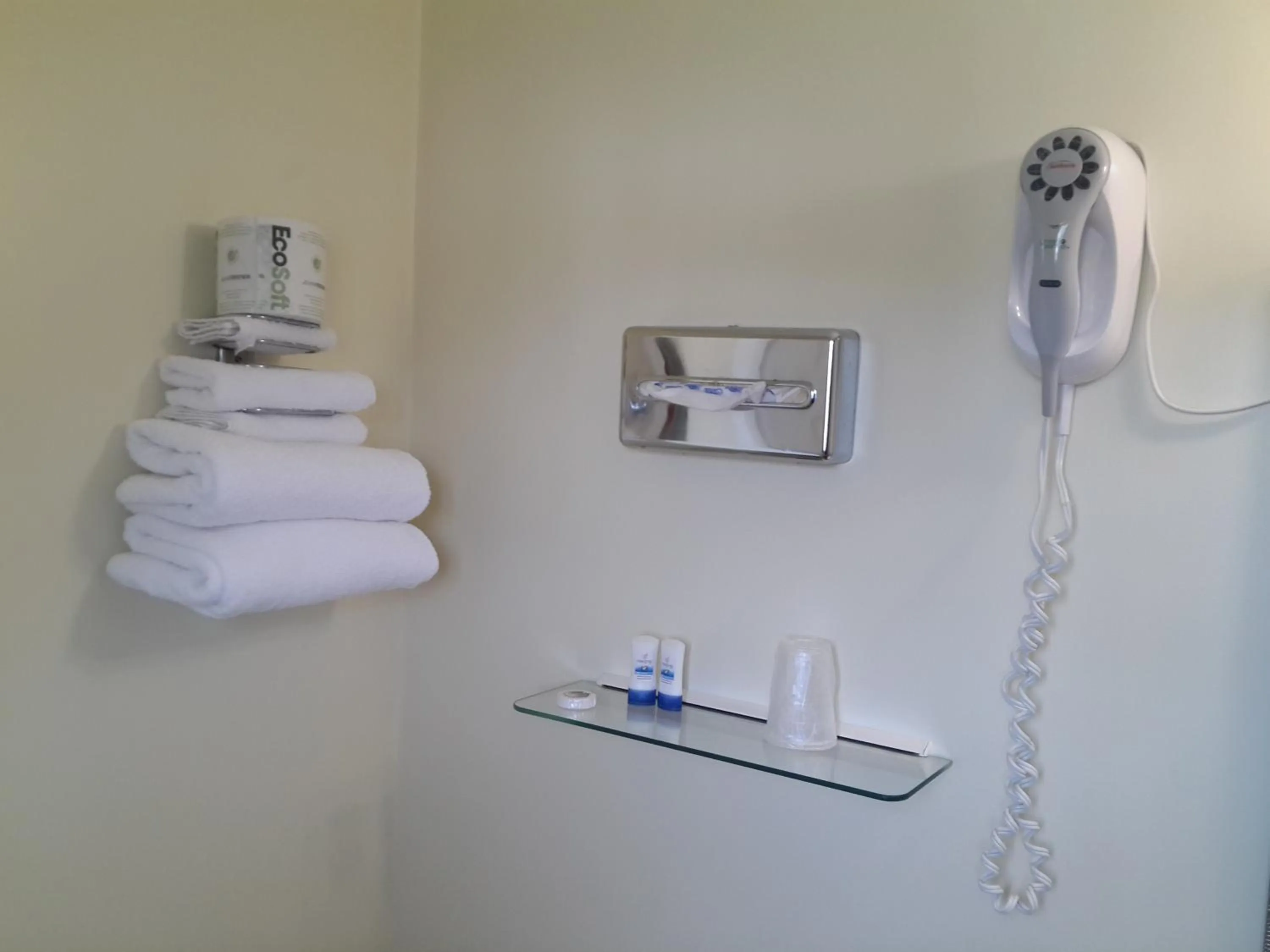 Bathroom in Fox Motor Inn