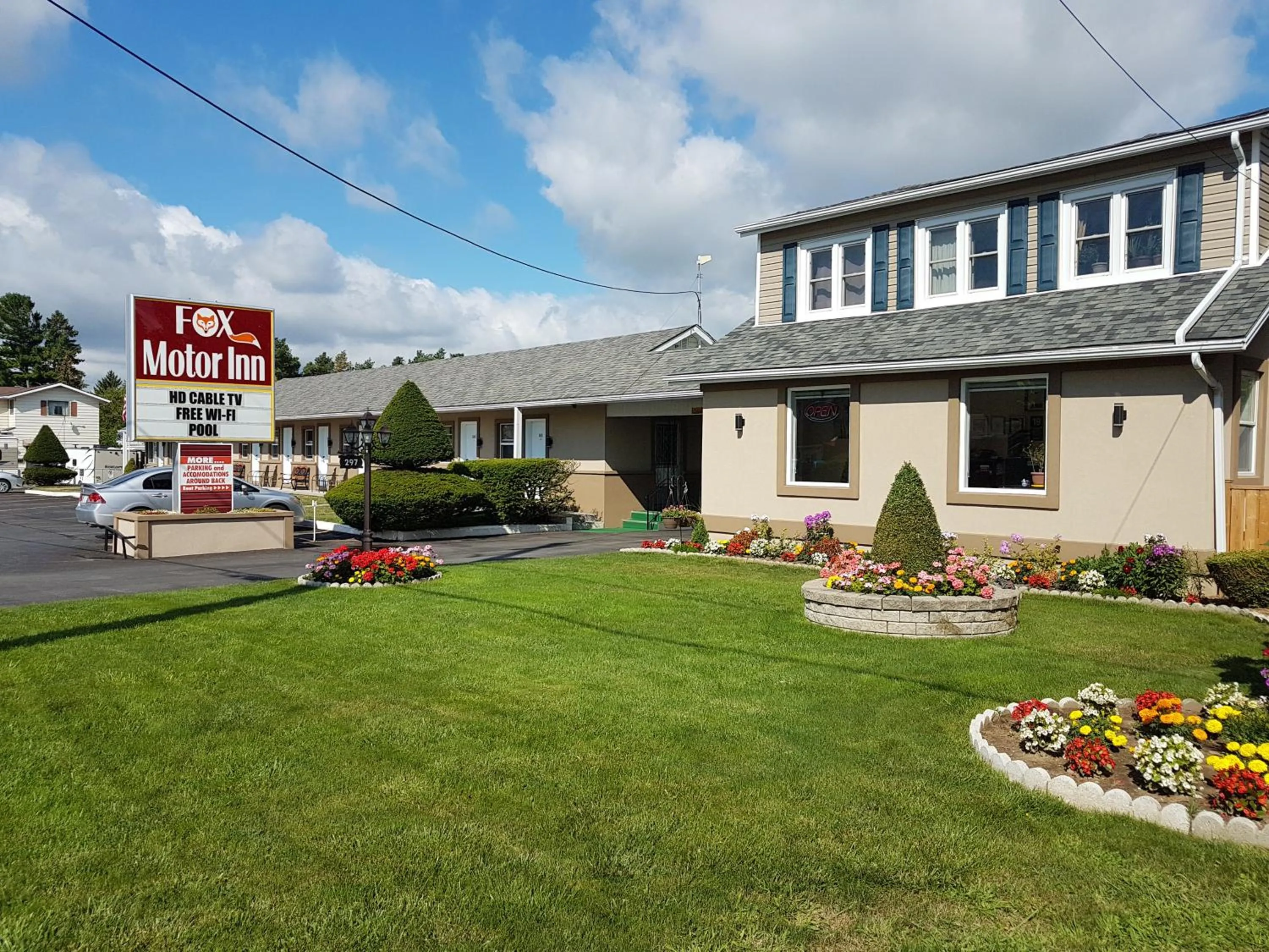 Facade/entrance in Fox Motor Inn