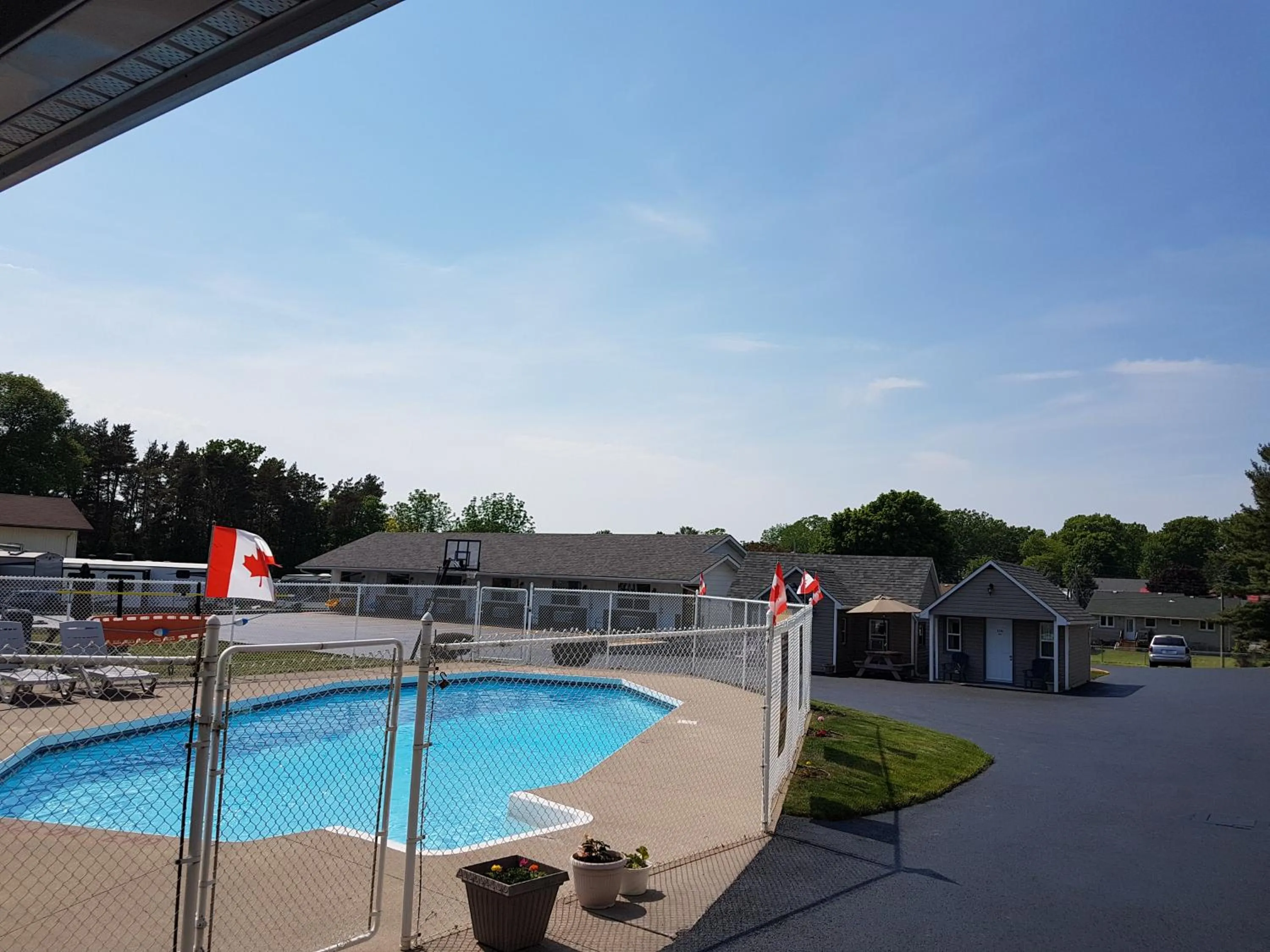 Pool view in Fox Motor Inn