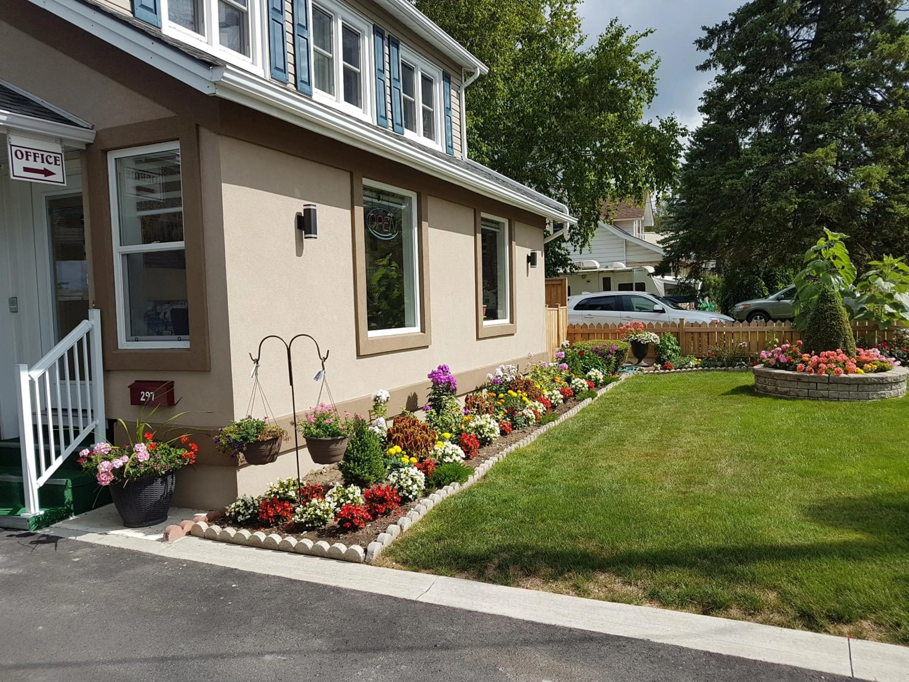 Facade/entrance in Fox Motor Inn