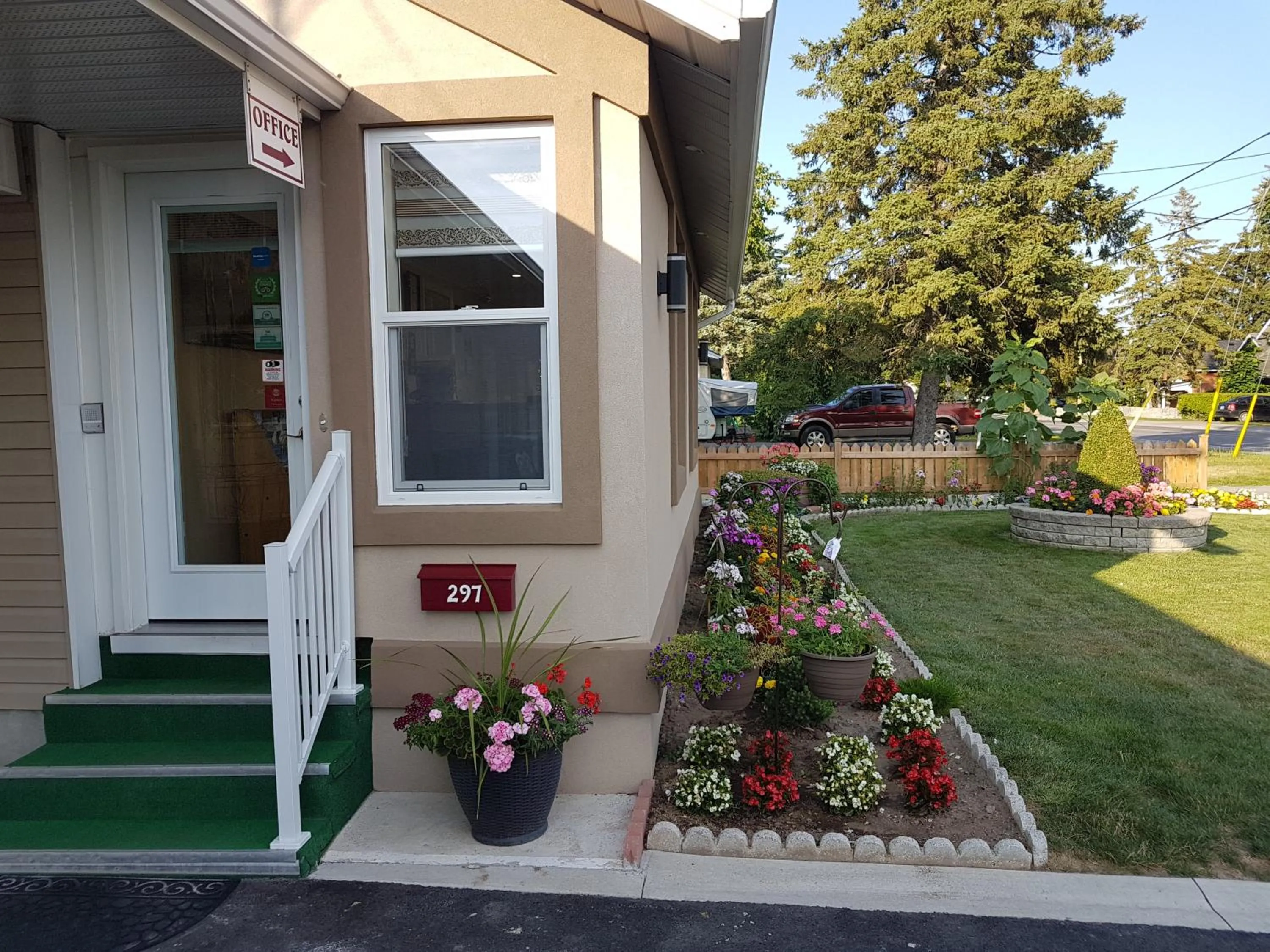 Facade/entrance in Fox Motor Inn