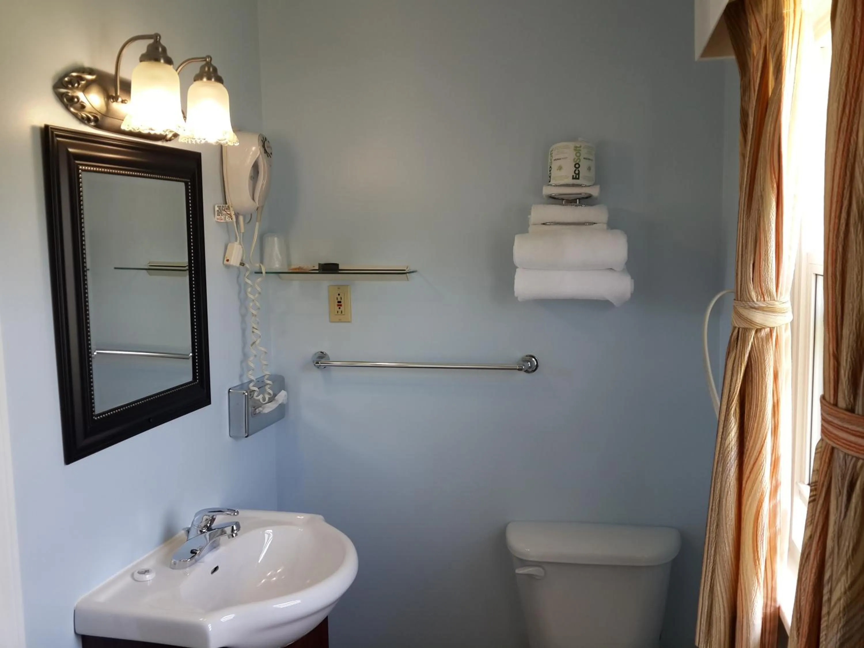 Bathroom in Fox Motor Inn