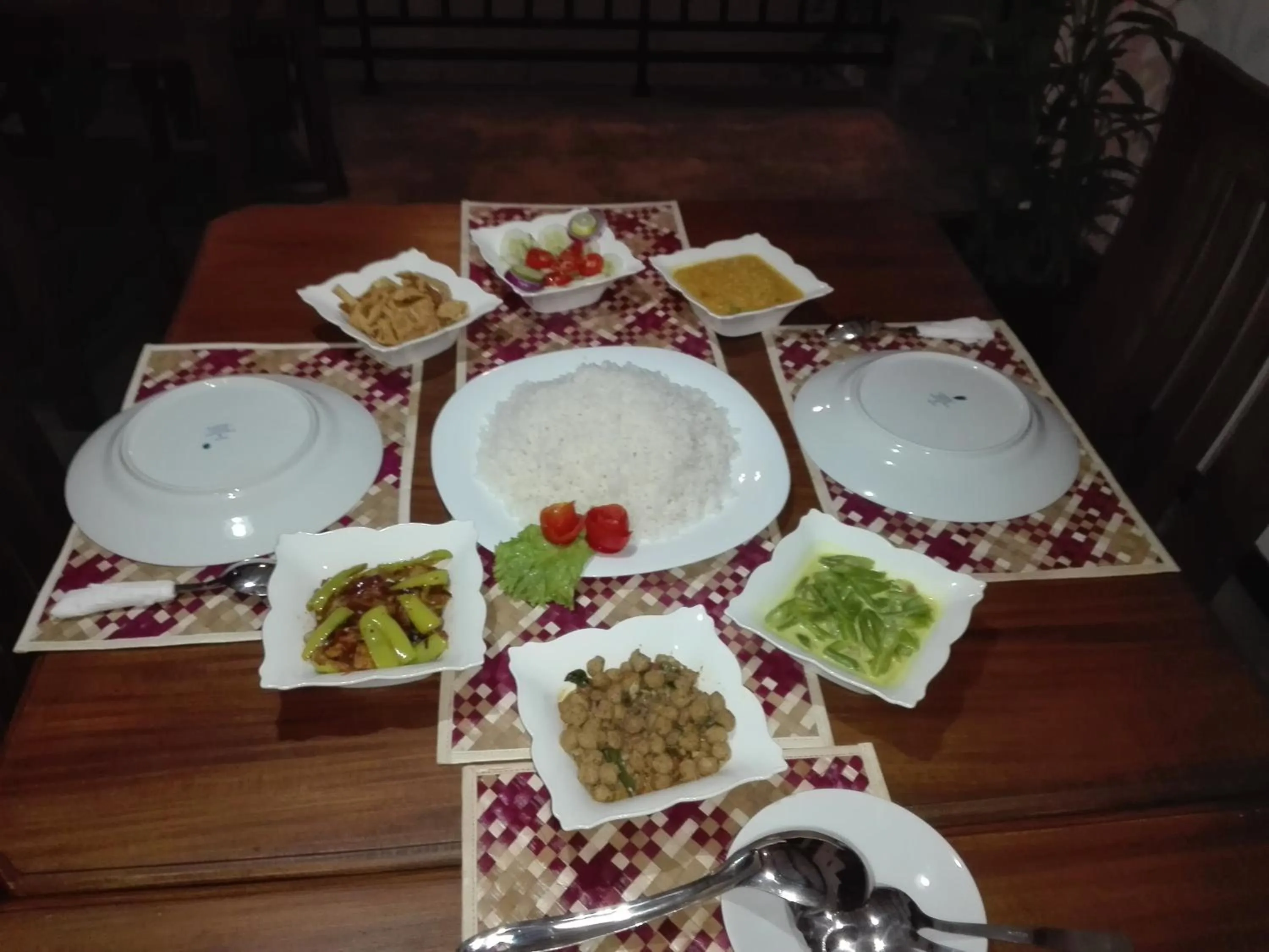 Restaurant/places to eat in Neo Grand Villa