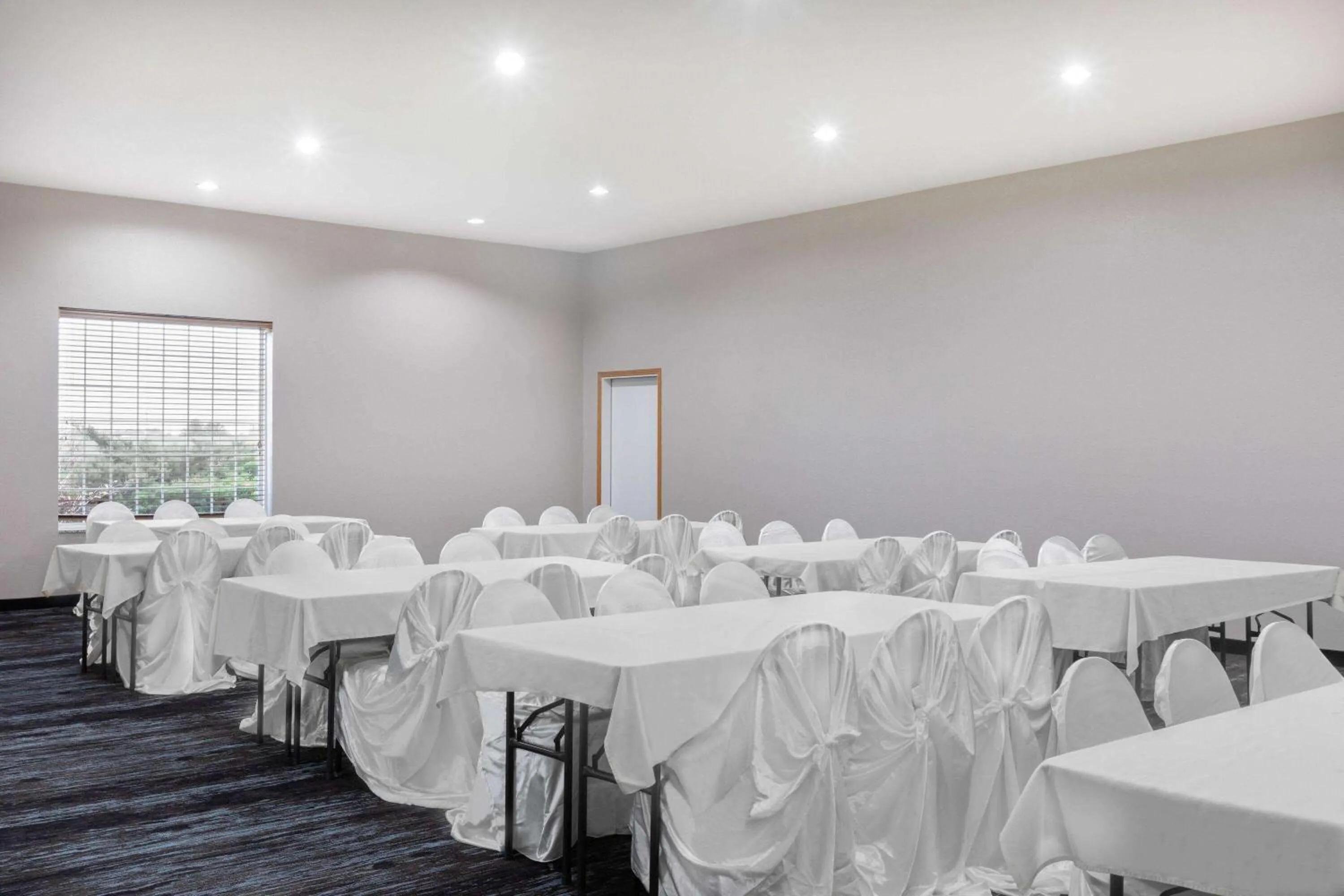 Meeting/conference room in AmericInn by Wyndham Pella