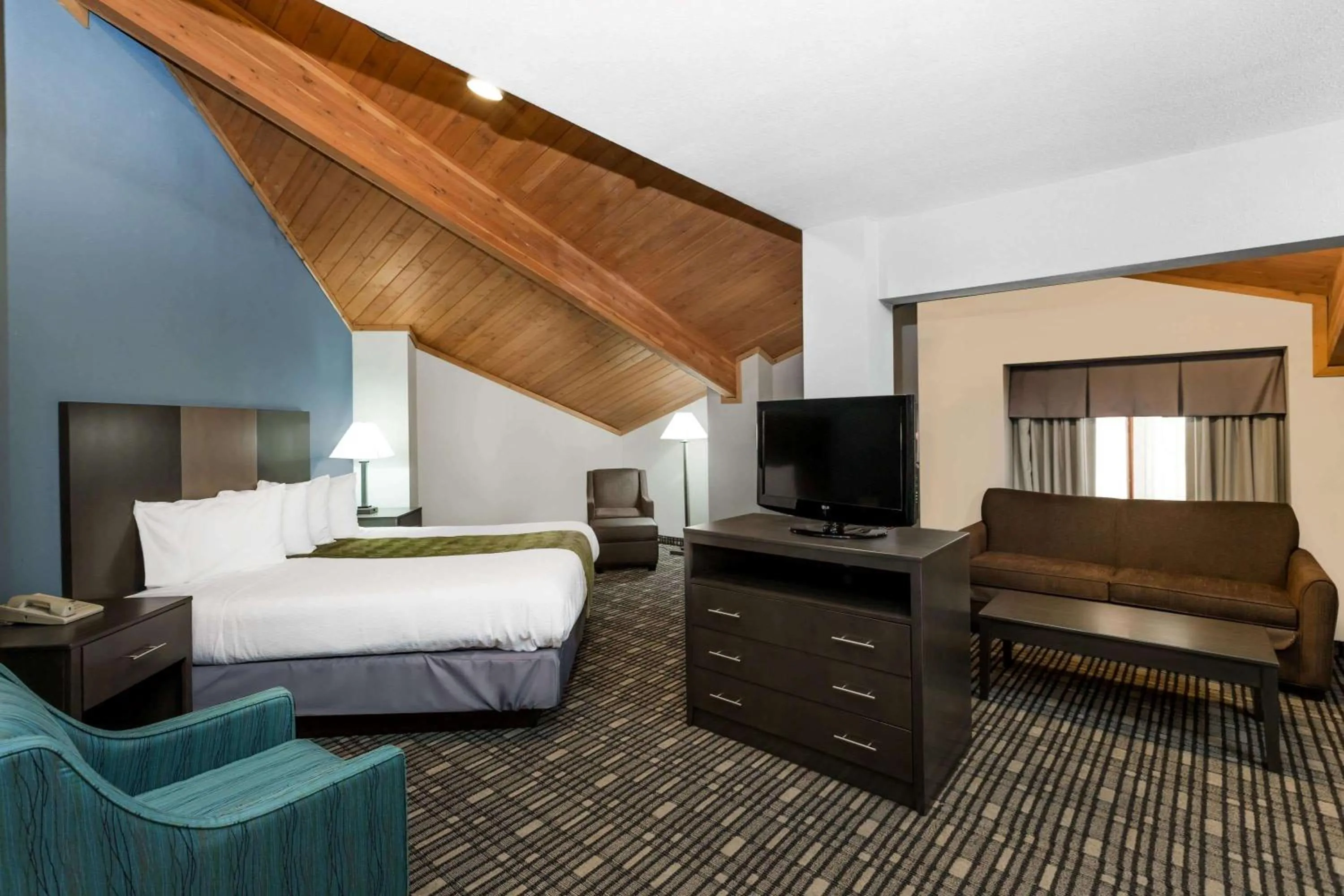 Photo of the whole room, Bed in Baymont by Wyndham Pella