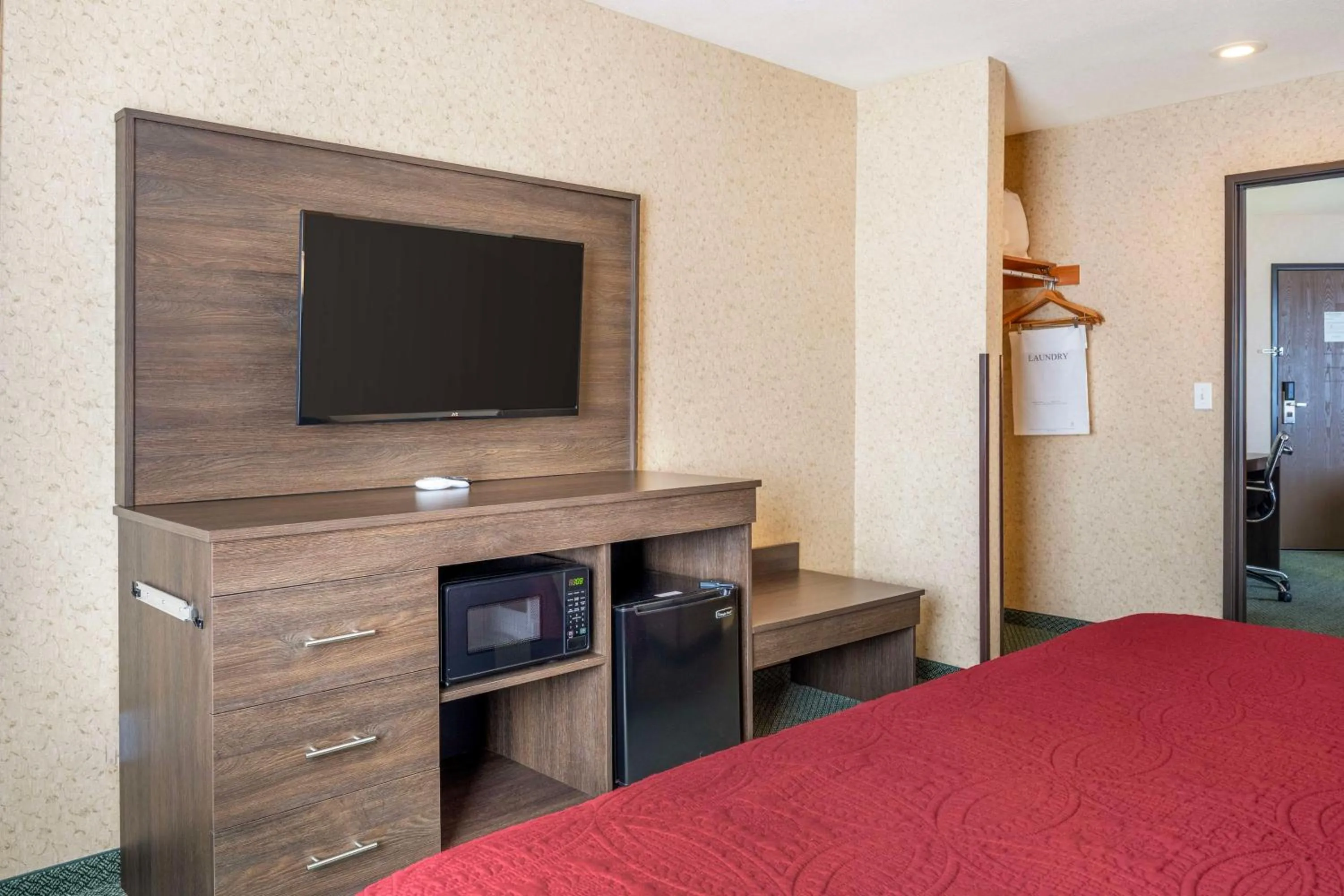 Bedroom, Bed in SureStay Plus by Best Western Enterprise