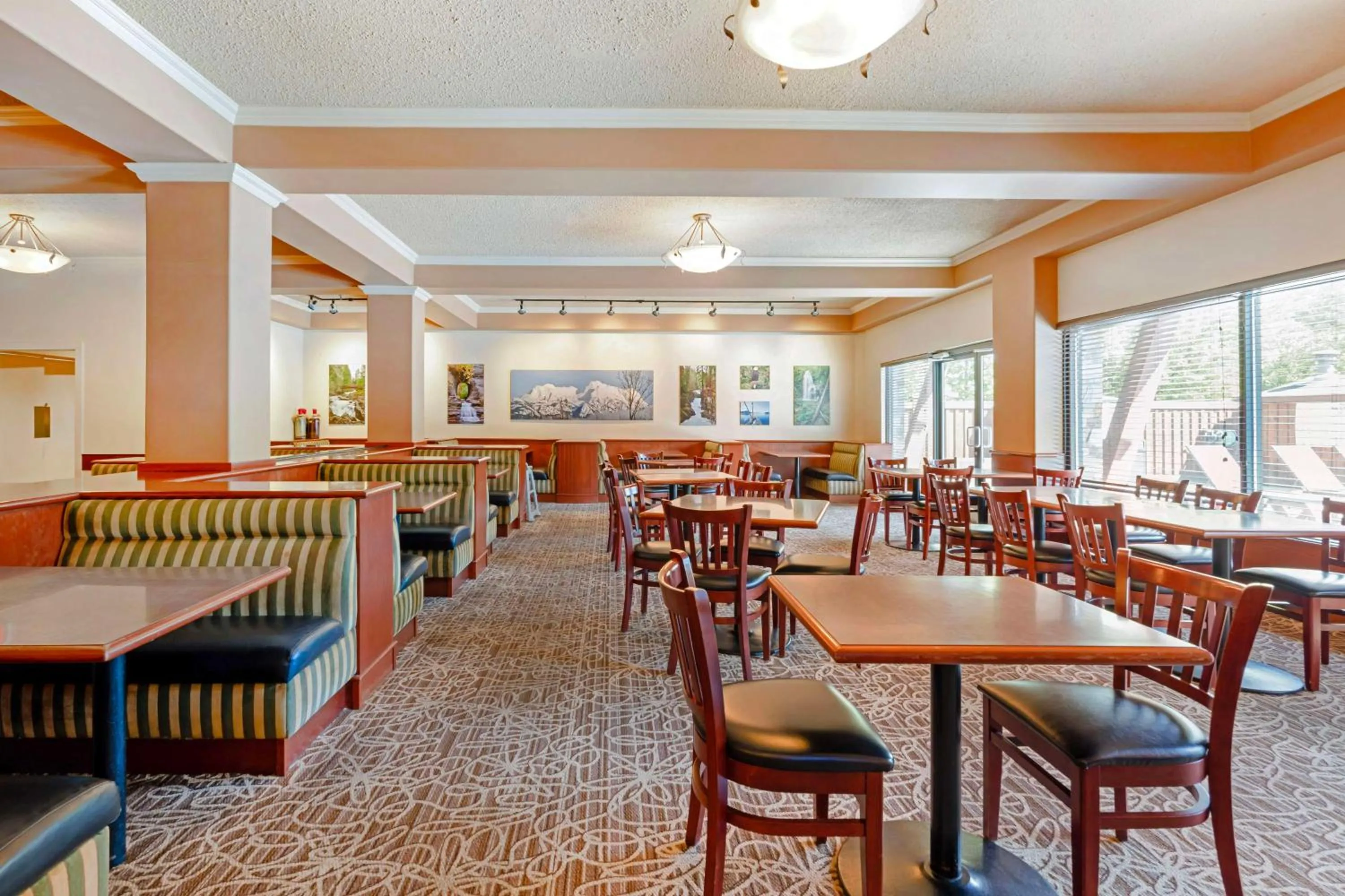 Breakfast in Best Western Plus Barclay Hotel