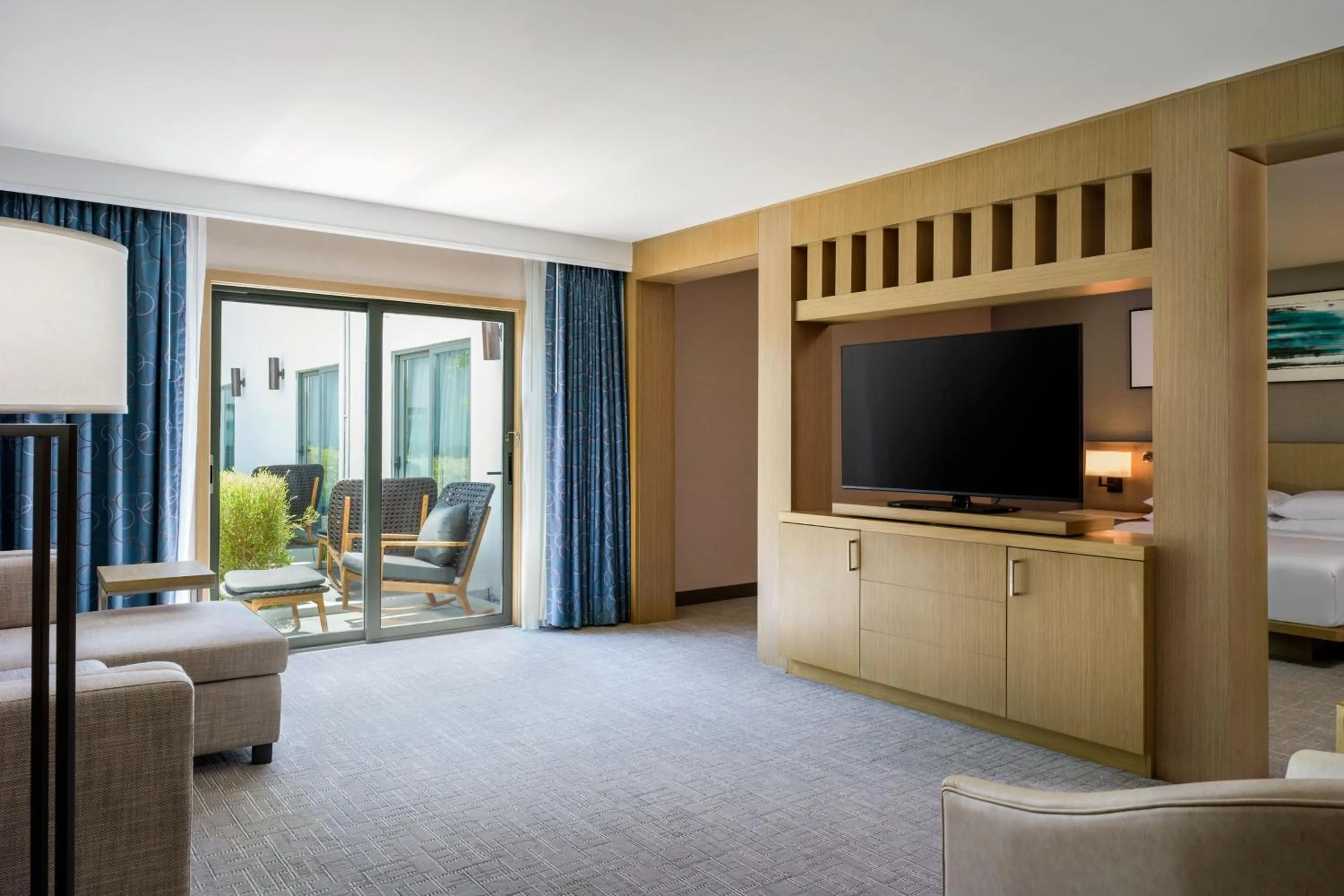 Photo of the whole room, Bed in Delta Hotels by Marriott Ontario Airport