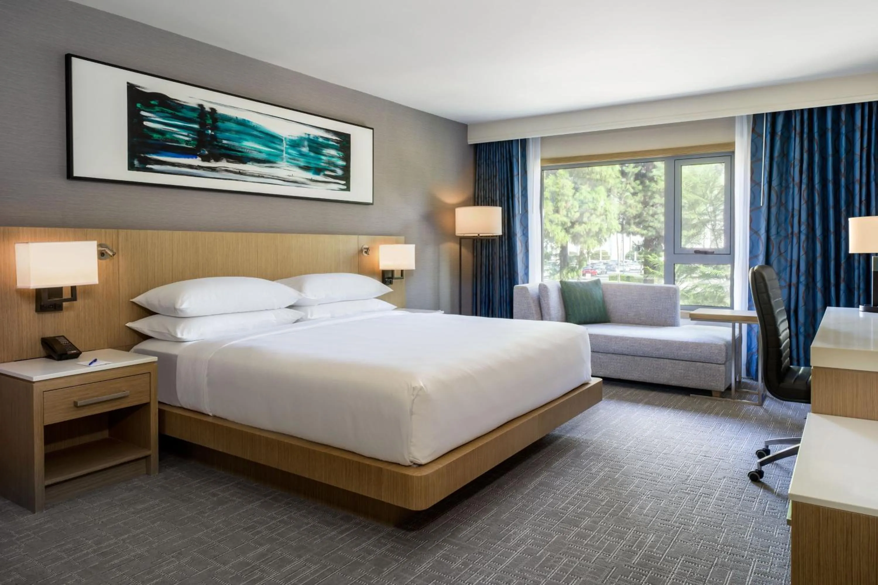 Photo of the whole room, Bed in Delta Hotels by Marriott Ontario Airport