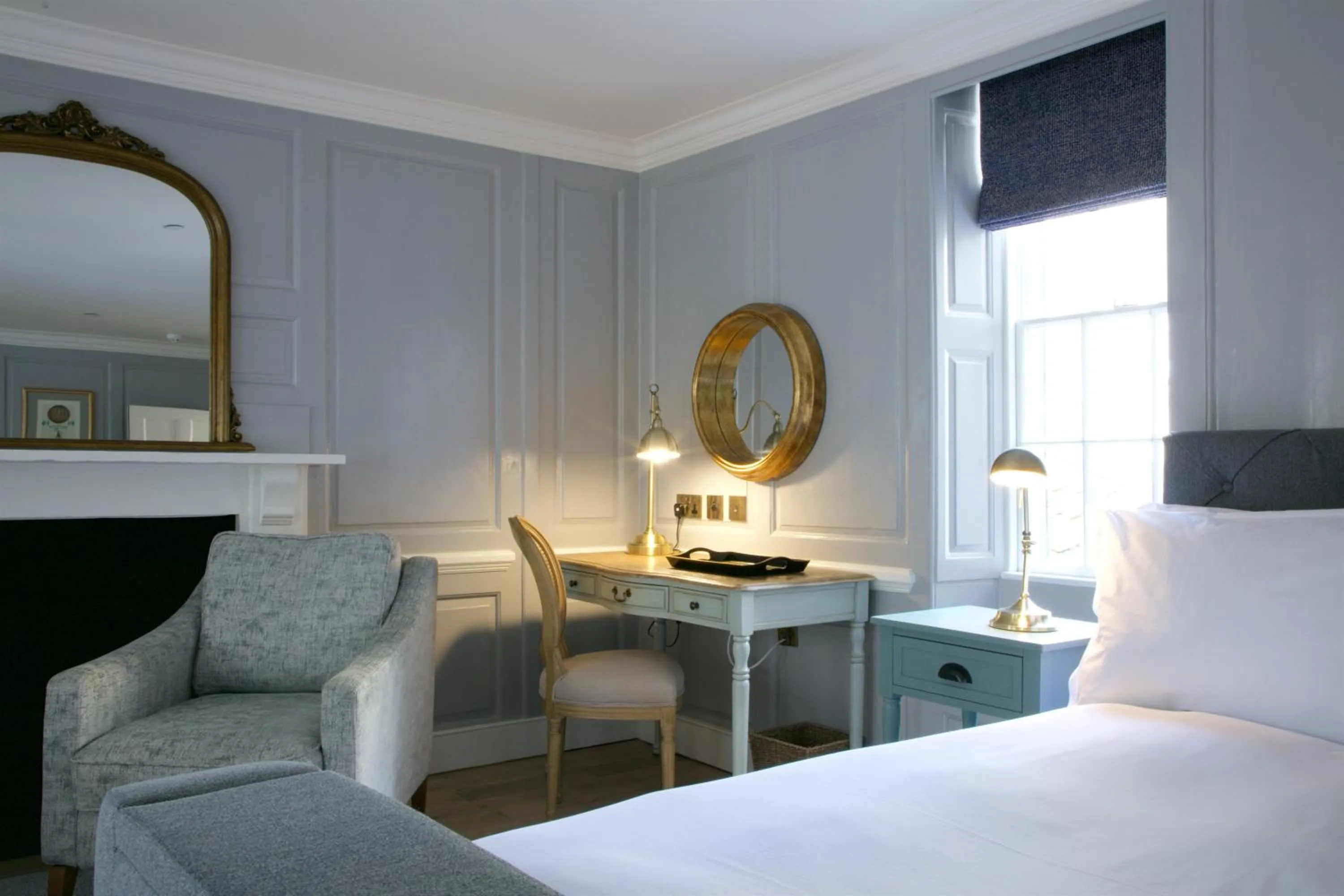 Seating area, Bed in Eight