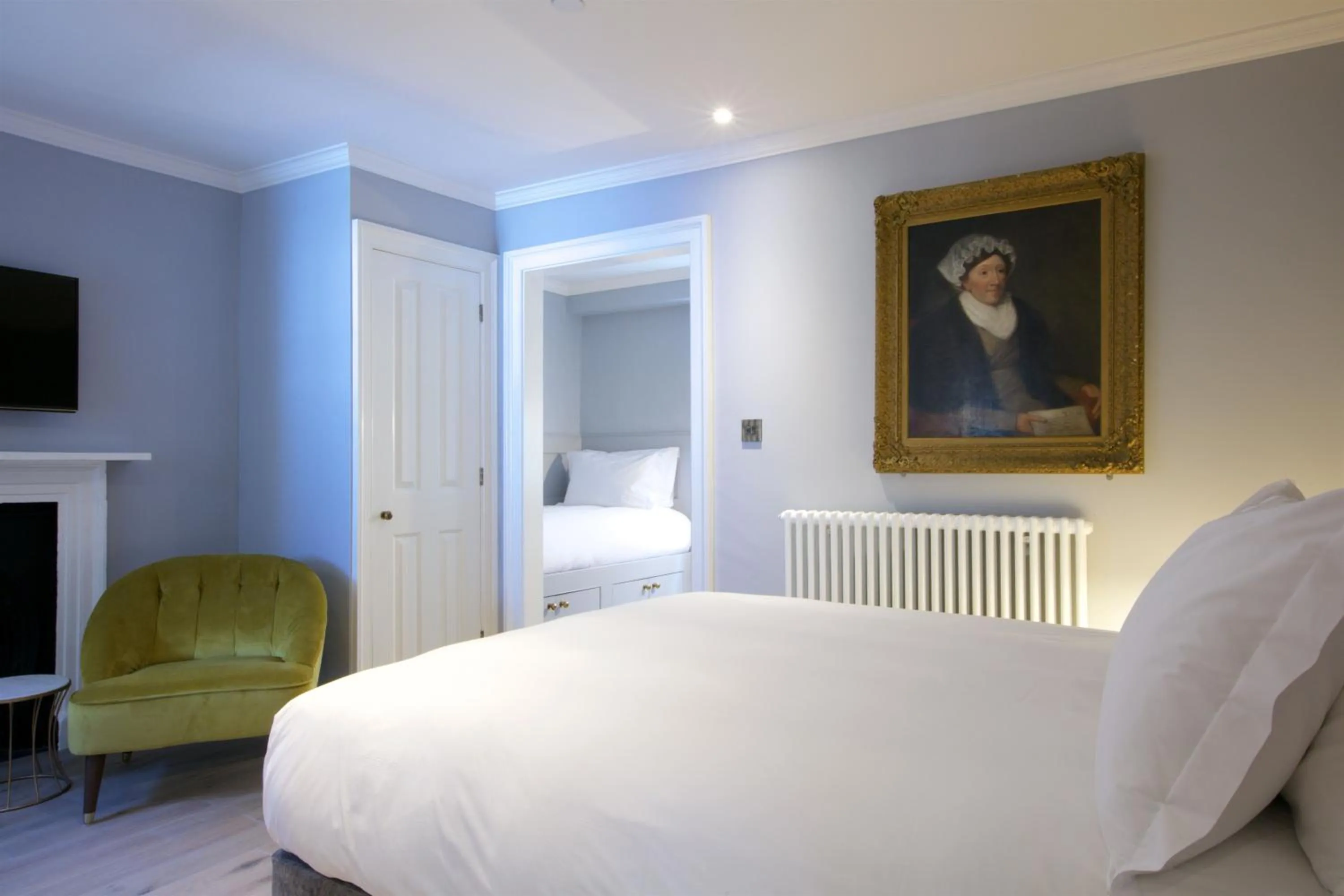 Bedroom, Bed in Eight