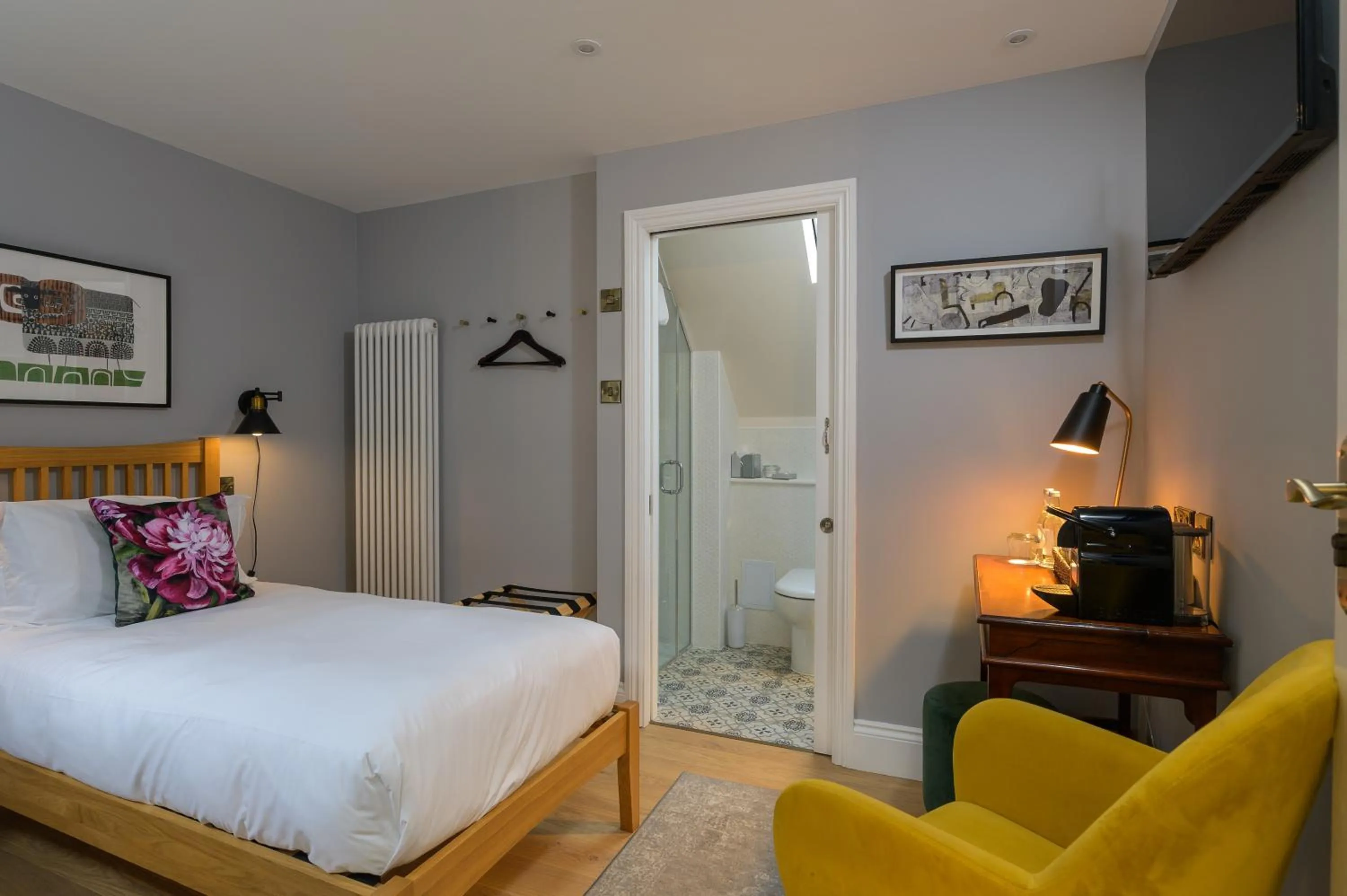 Bedroom, Bed in Eight