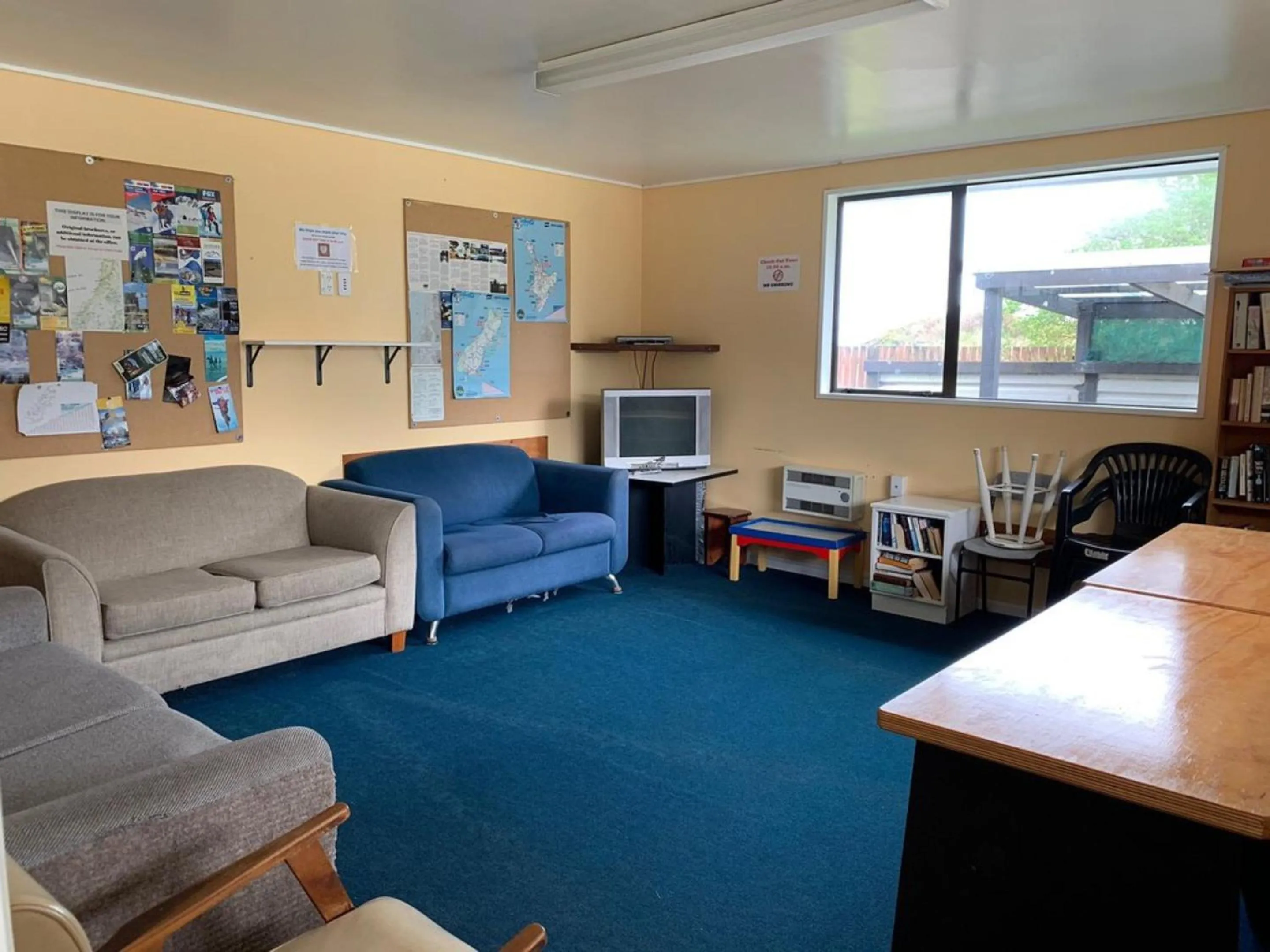 Communal lounge/ TV room in Greymouth Kiwi Holiday Park & Motels