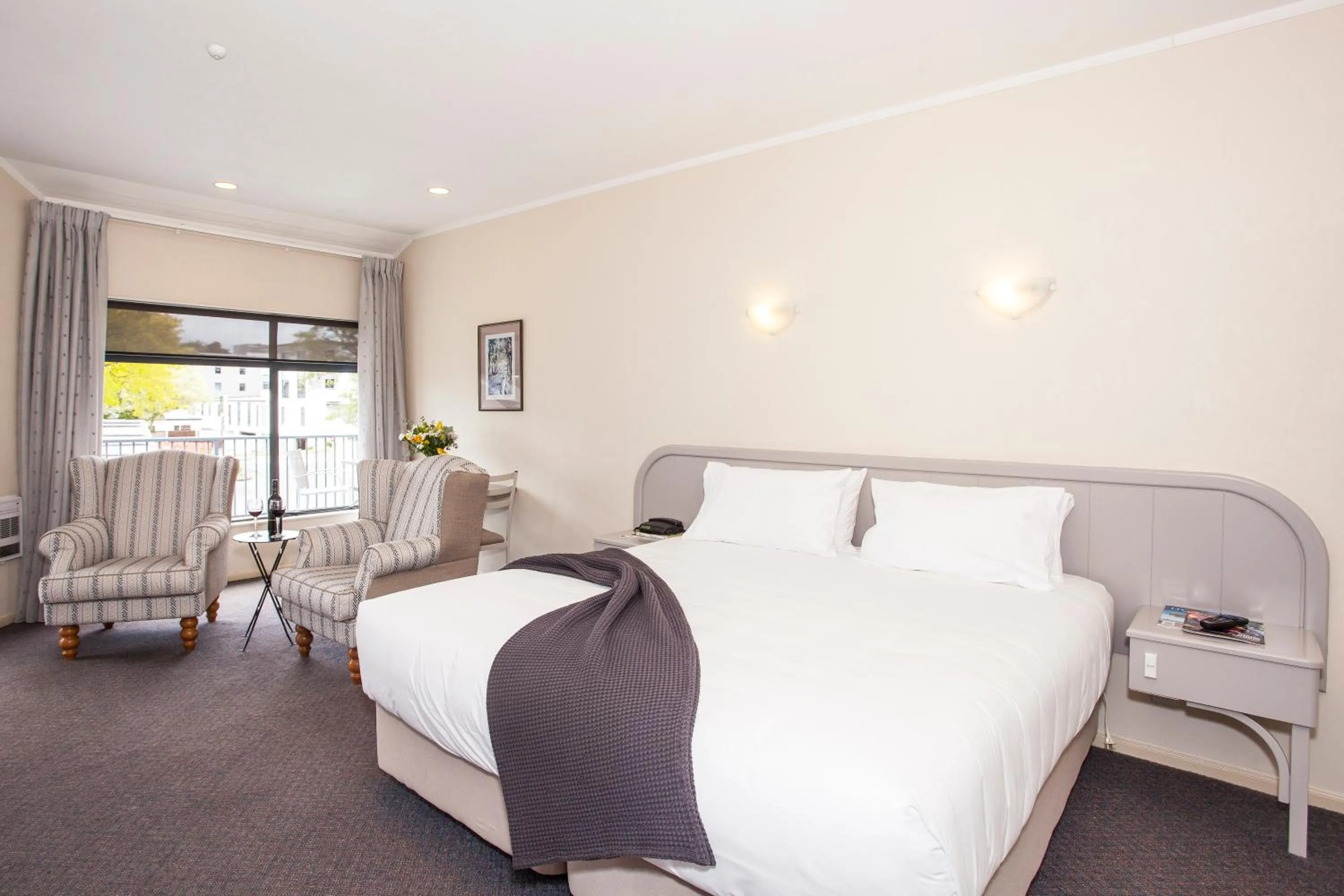 Photo of the whole room, Bed in Te Mata Lodge