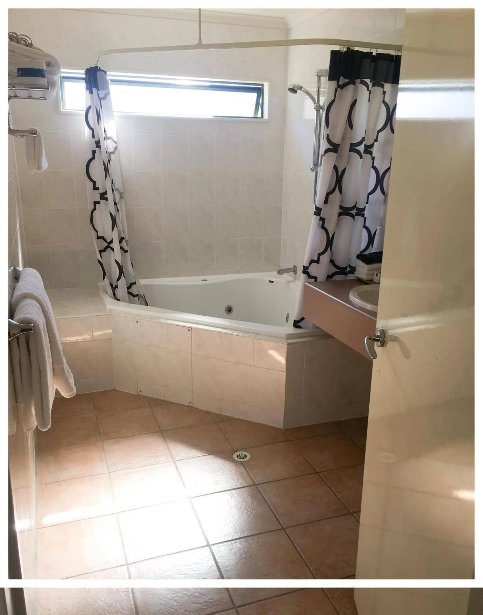 Bathroom in Deco City Motor Lodge