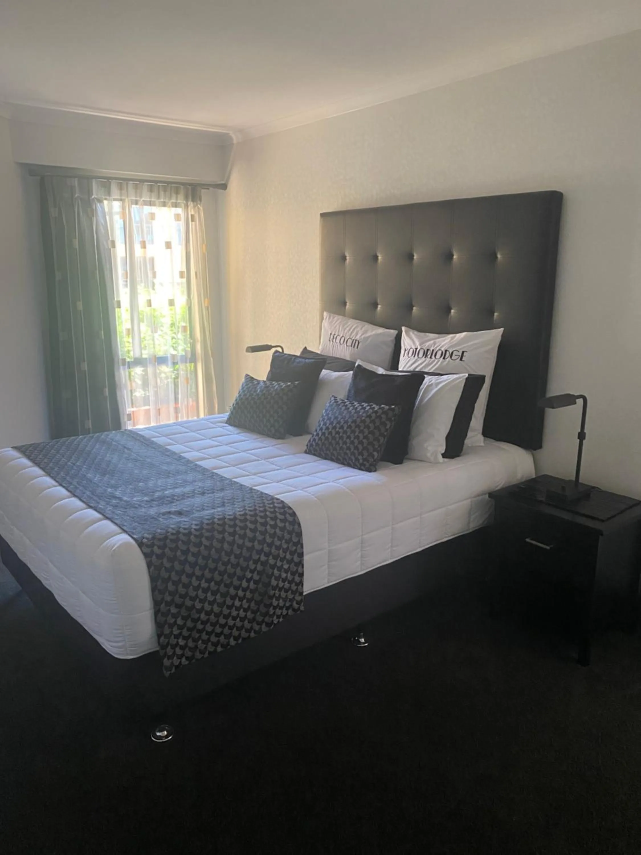 Bed in Deco City Motor Lodge