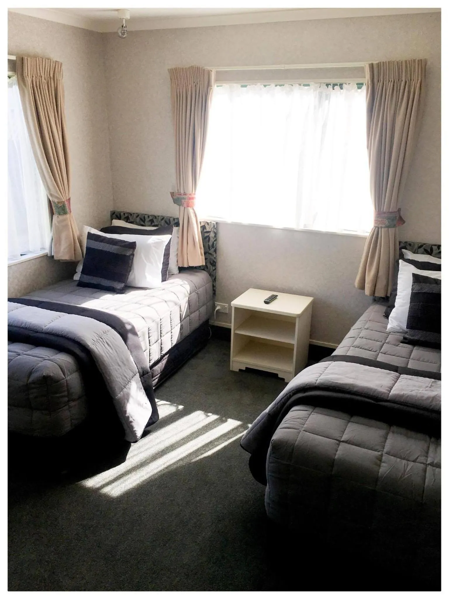 Bed in Deco City Motor Lodge