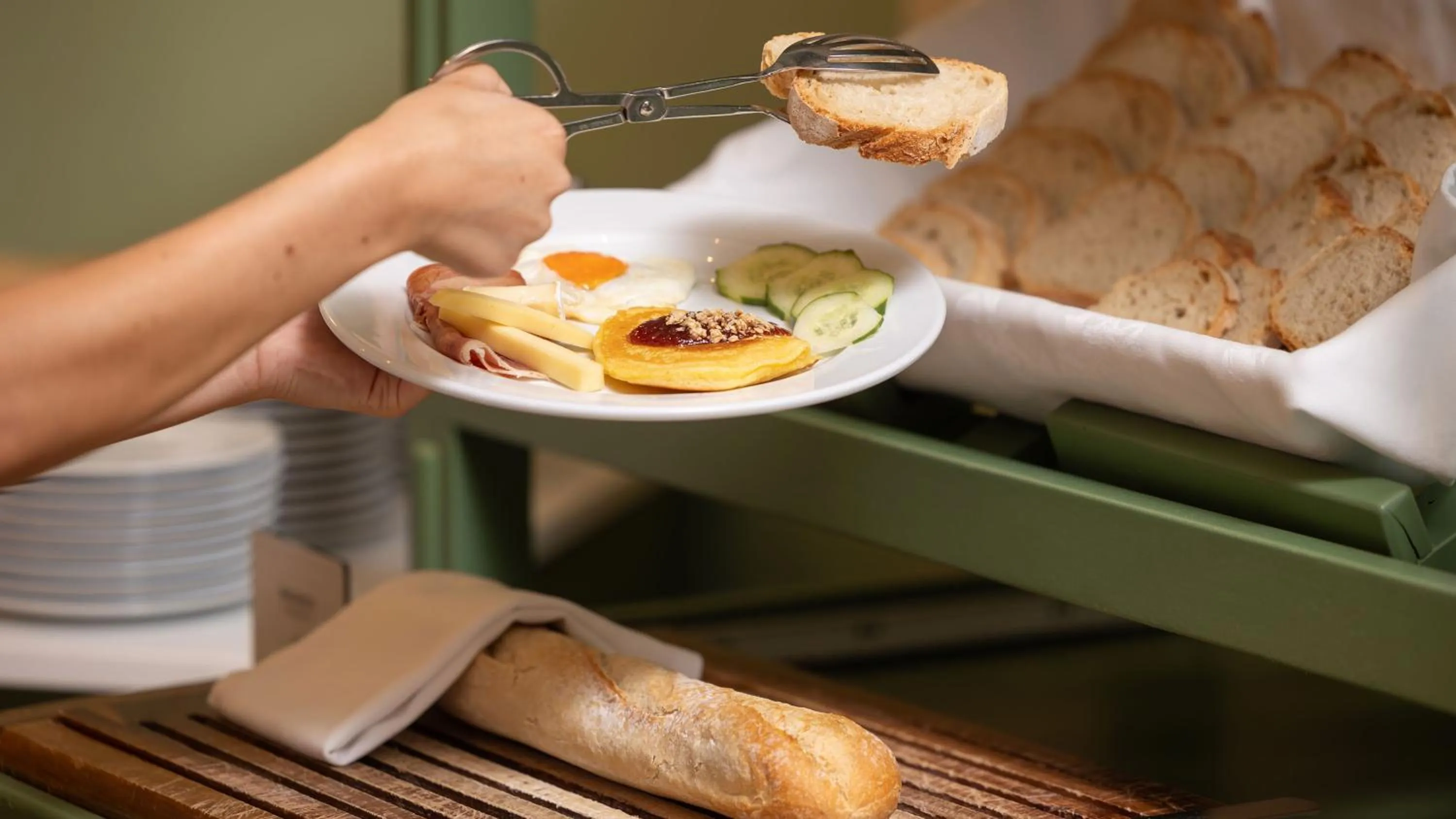 Restaurant/places to eat in Holiday Inn Algarve Albufeira by IHG