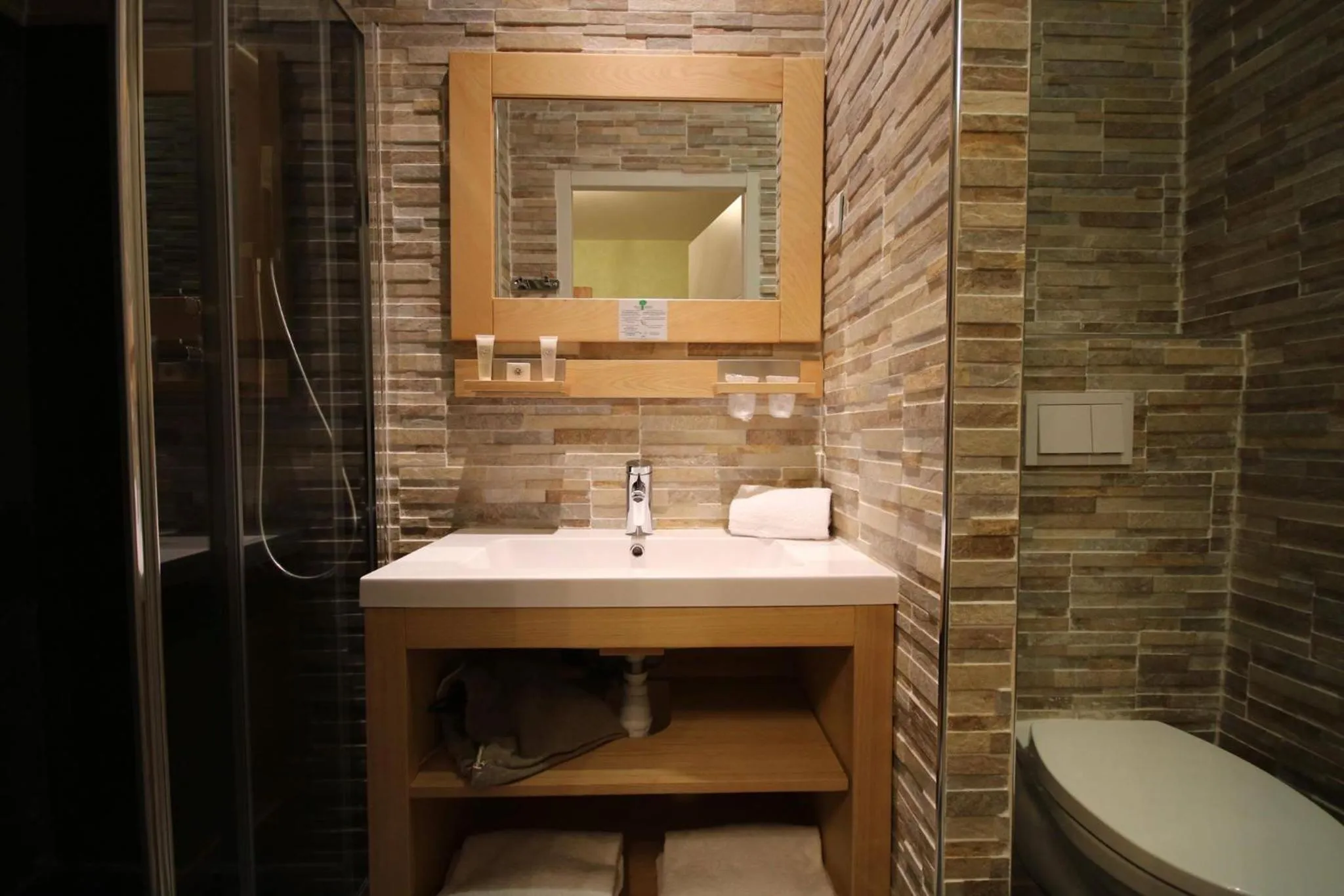 Bathroom in The Originals Boutique, Hôtel Lakeside, Biscarrosse , Lac