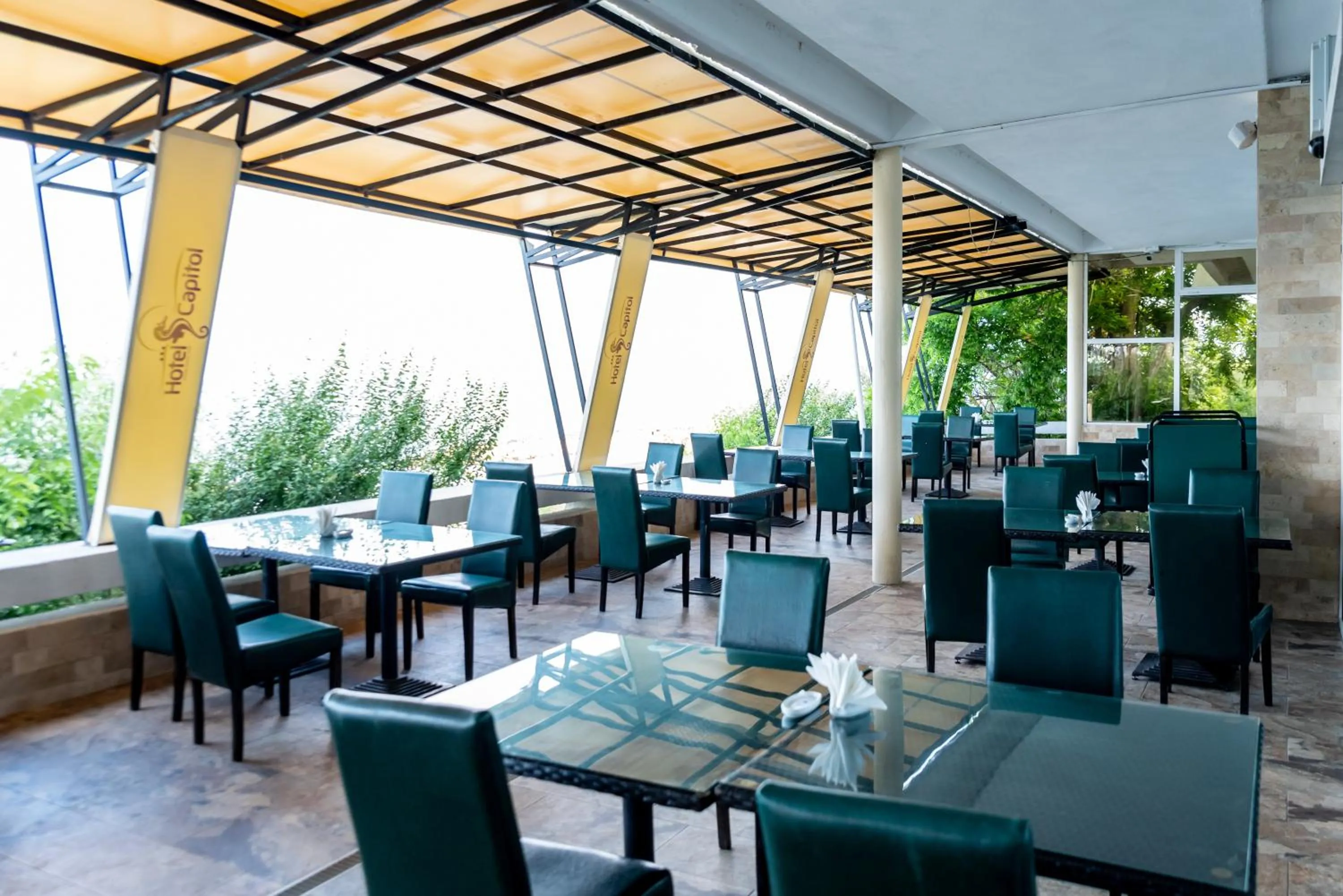 Restaurant/places to eat in Hotel Capitol