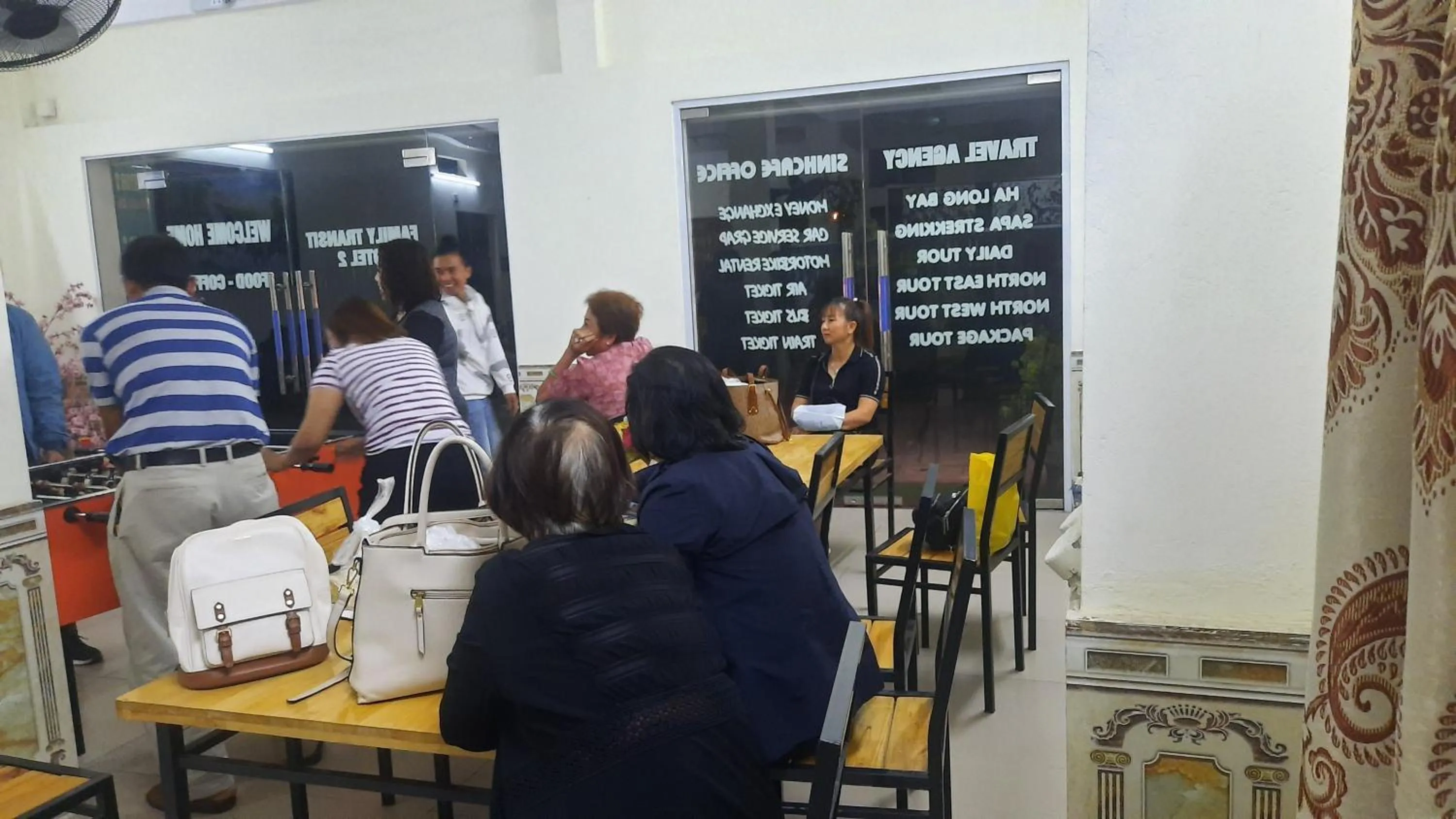 Seating area in Family Transit 2 Hotel