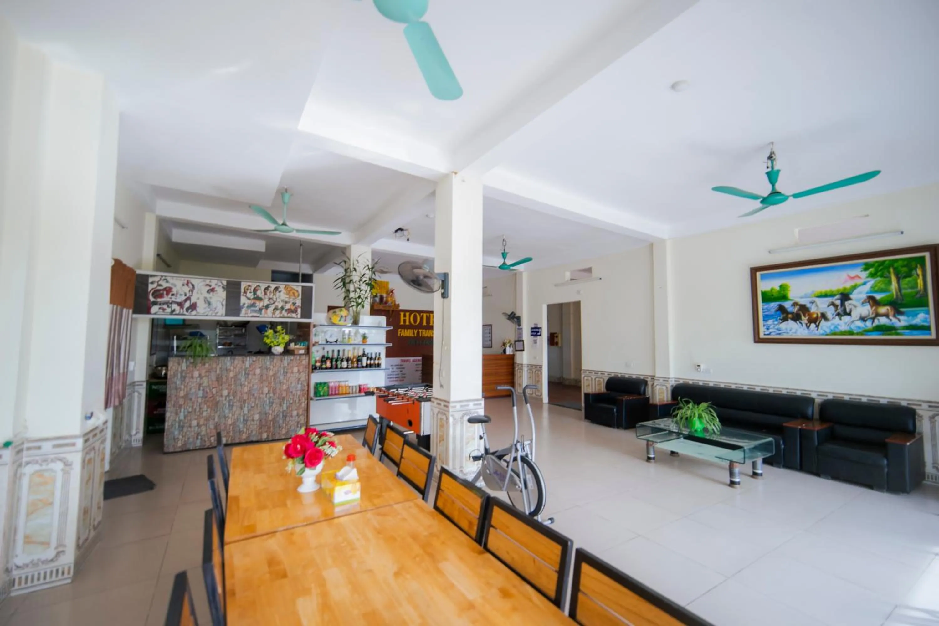 Restaurant/places to eat in Family Transit 2 Hotel