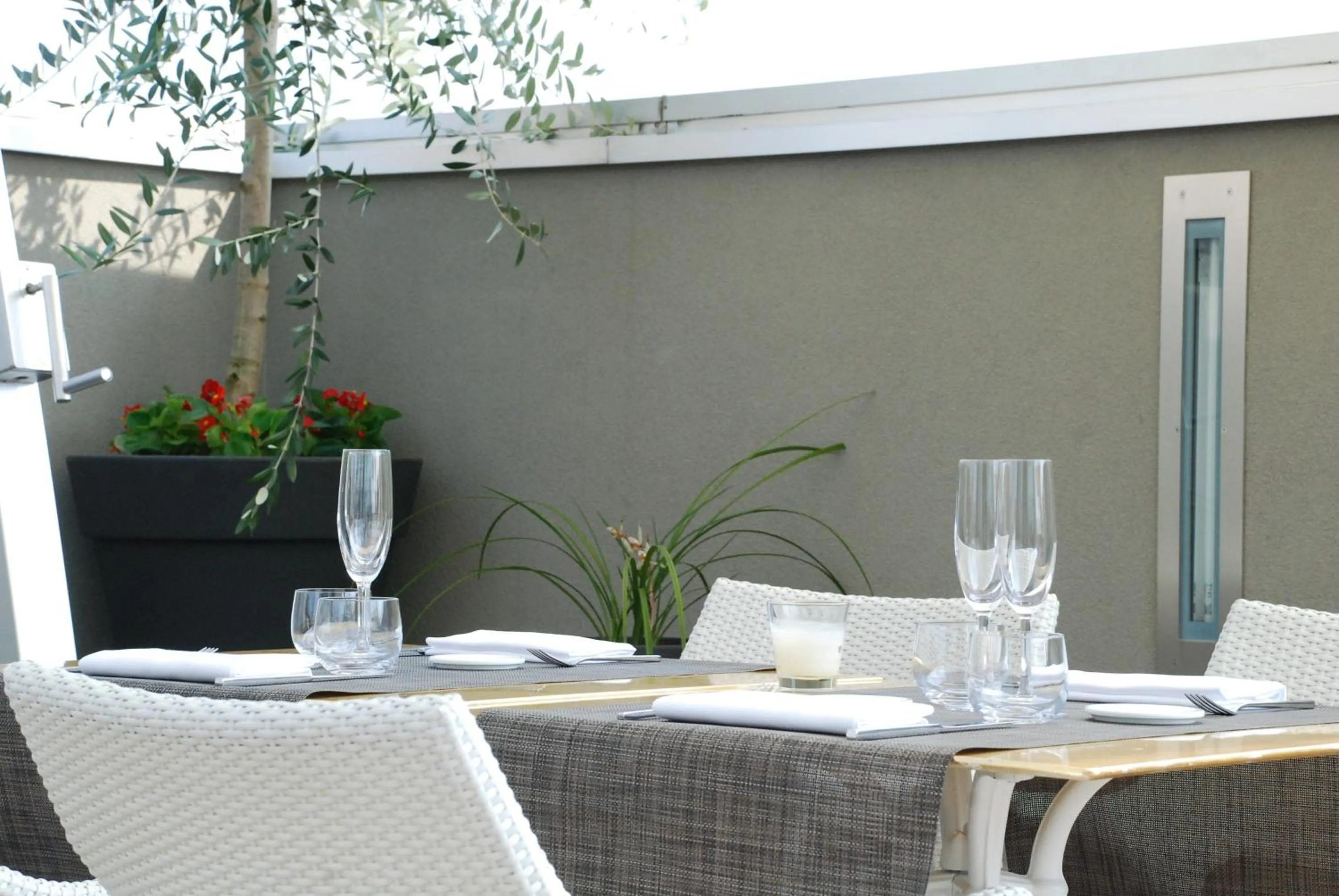 Restaurant/places to eat in Nu Hotel