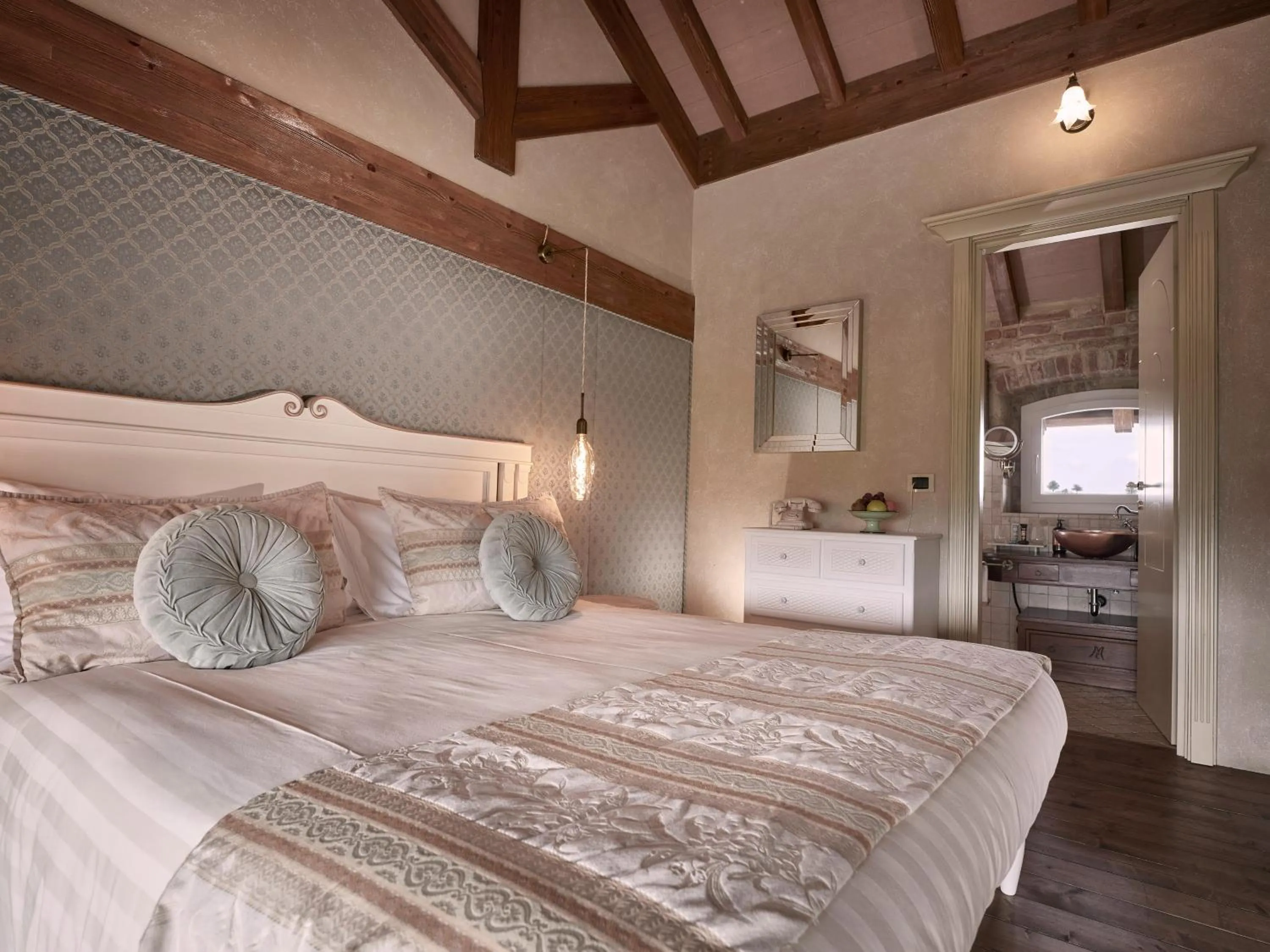 Bed in Tenuta Montemagno Relais & Wines