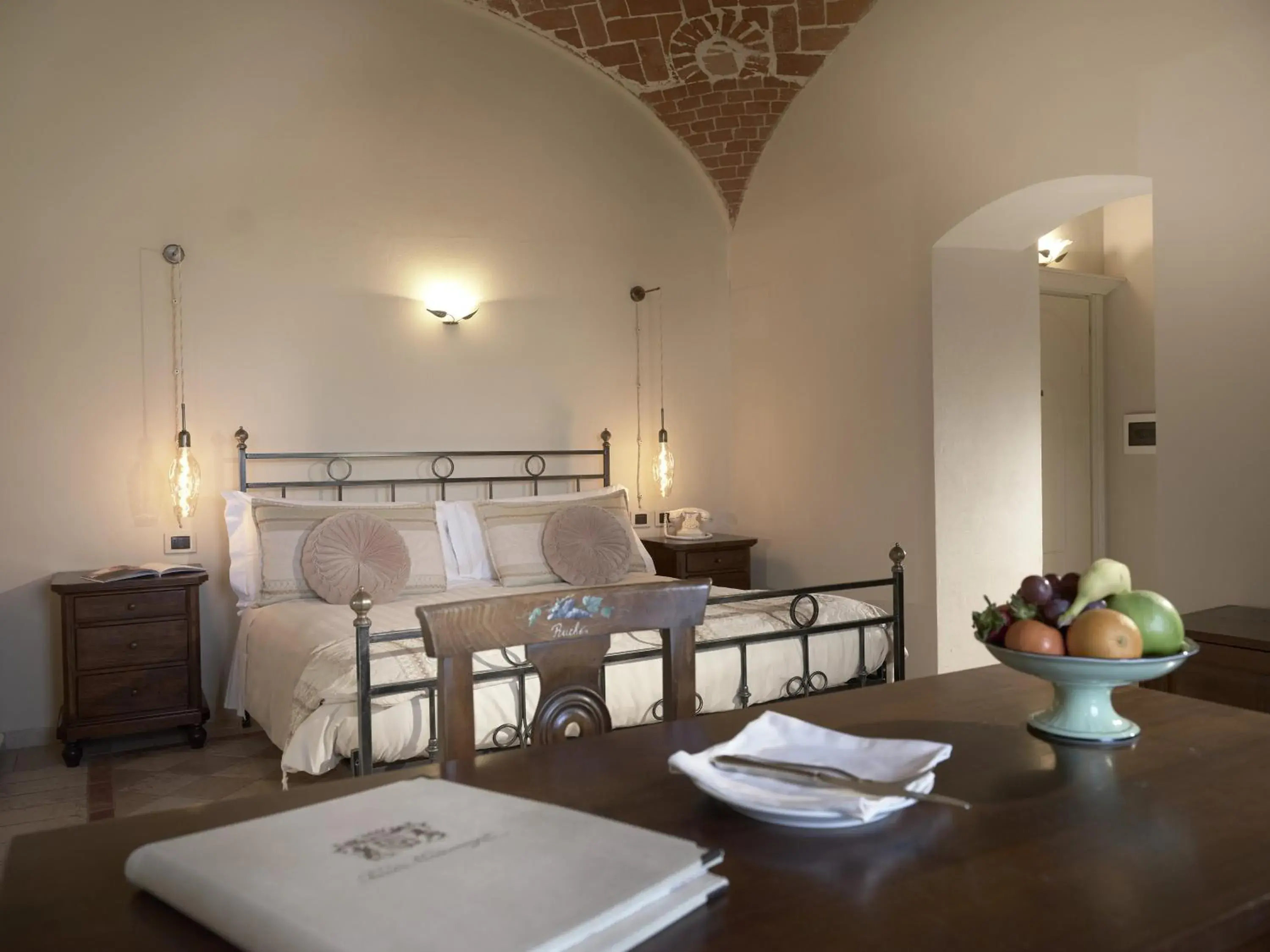 Deluxe Double Room in Tenuta Montemagno Relais & Wines Deluxe Double Room in Tenuta Montemagno Relais & Wines