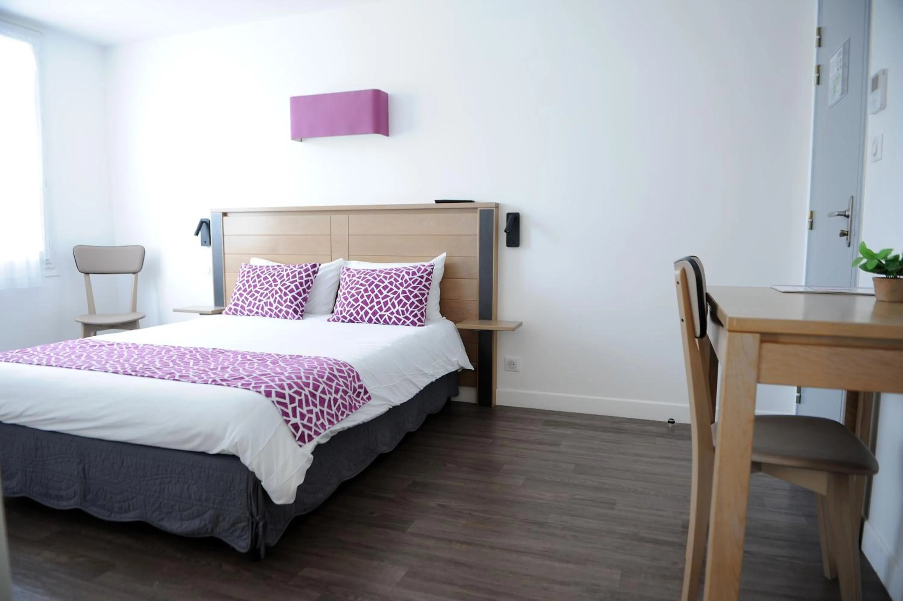 Photo of the whole room in Manexenea