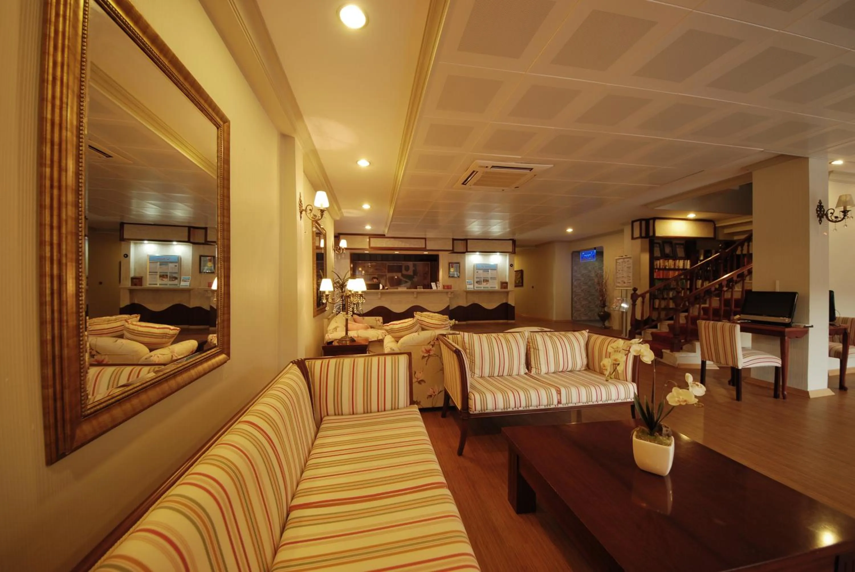 Lobby or reception in Devamli Hotel