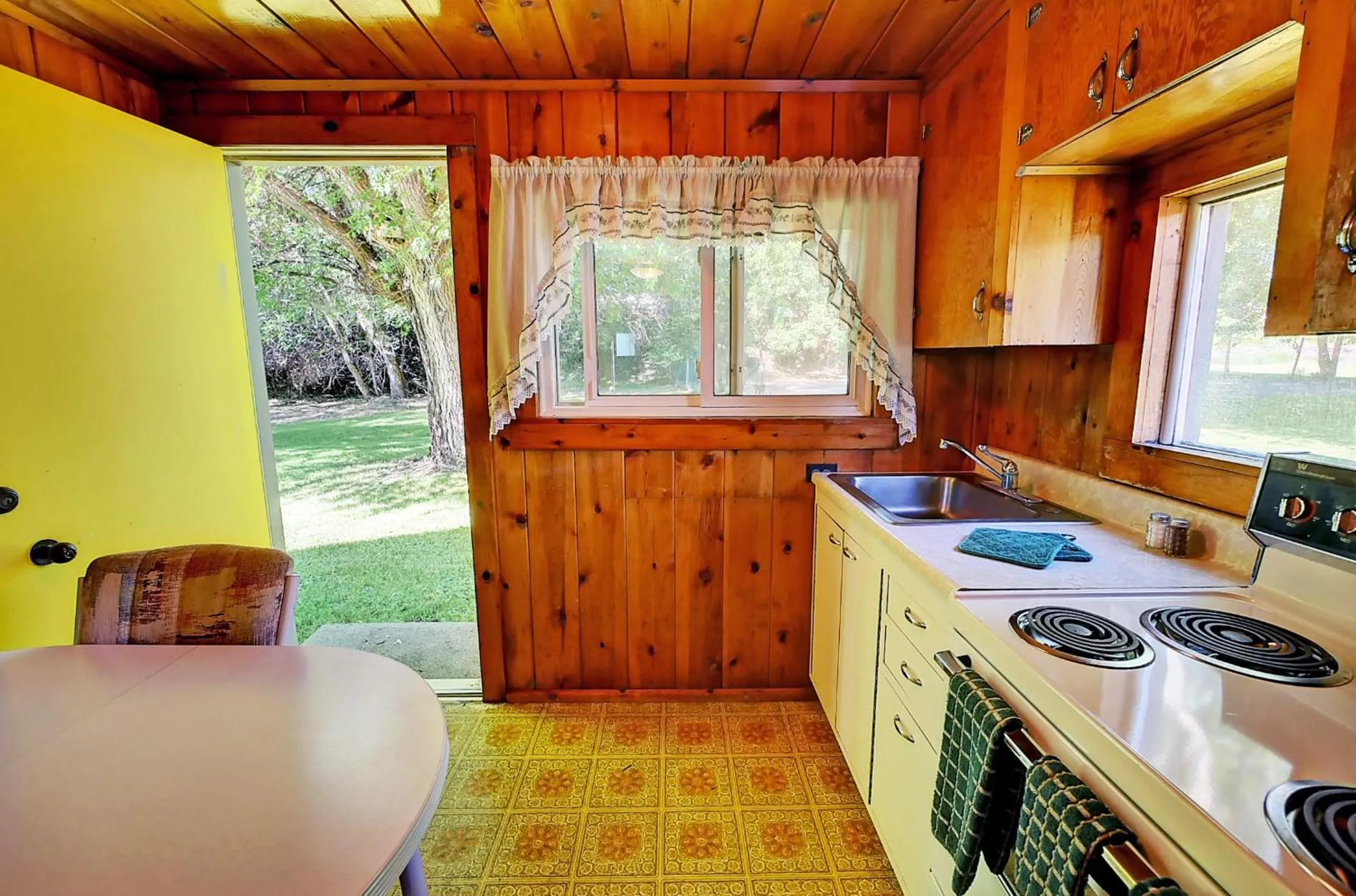 Kitchen or kitchenette in Idle A While Cabins