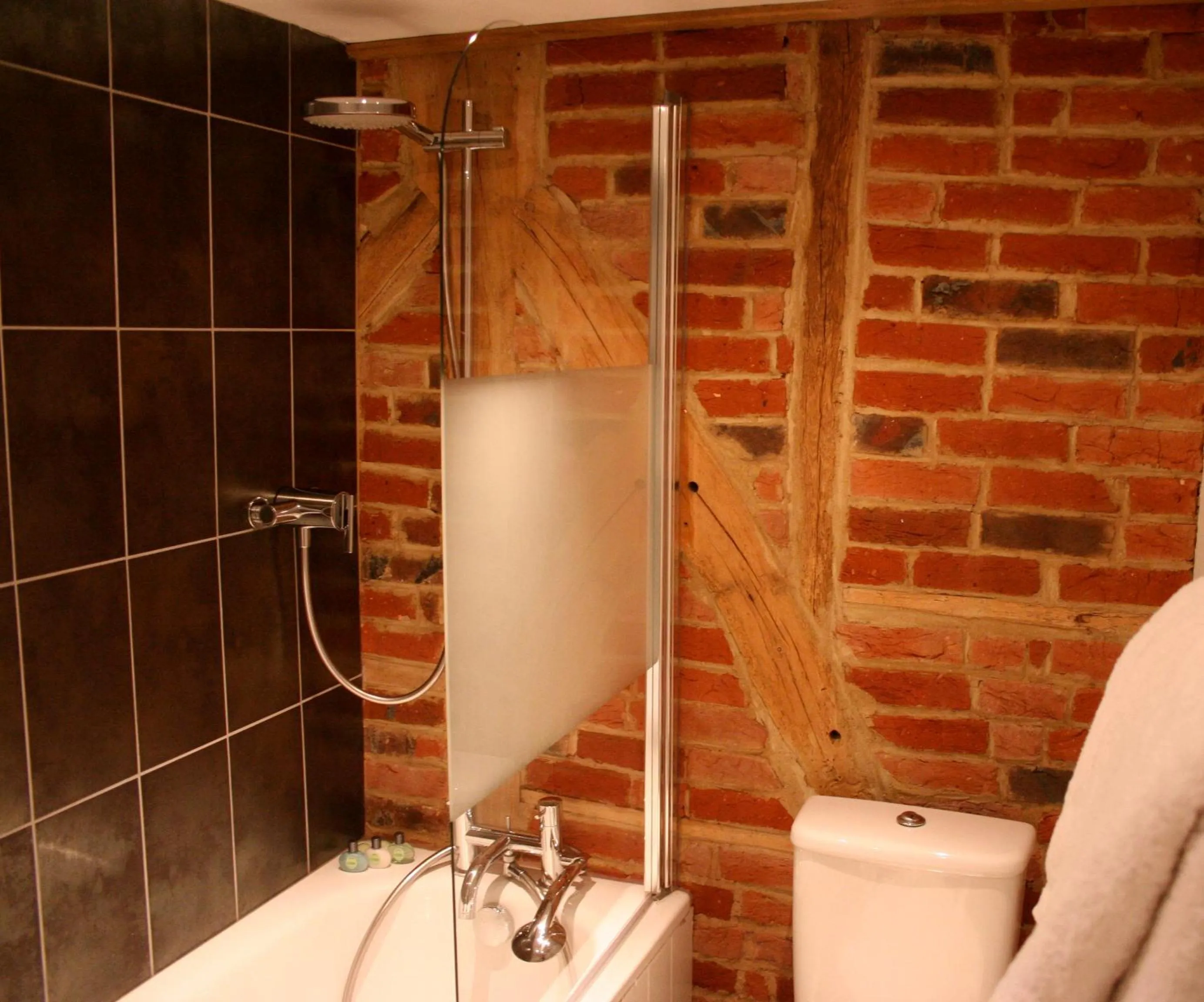 Shower in The Nags Head Hotel