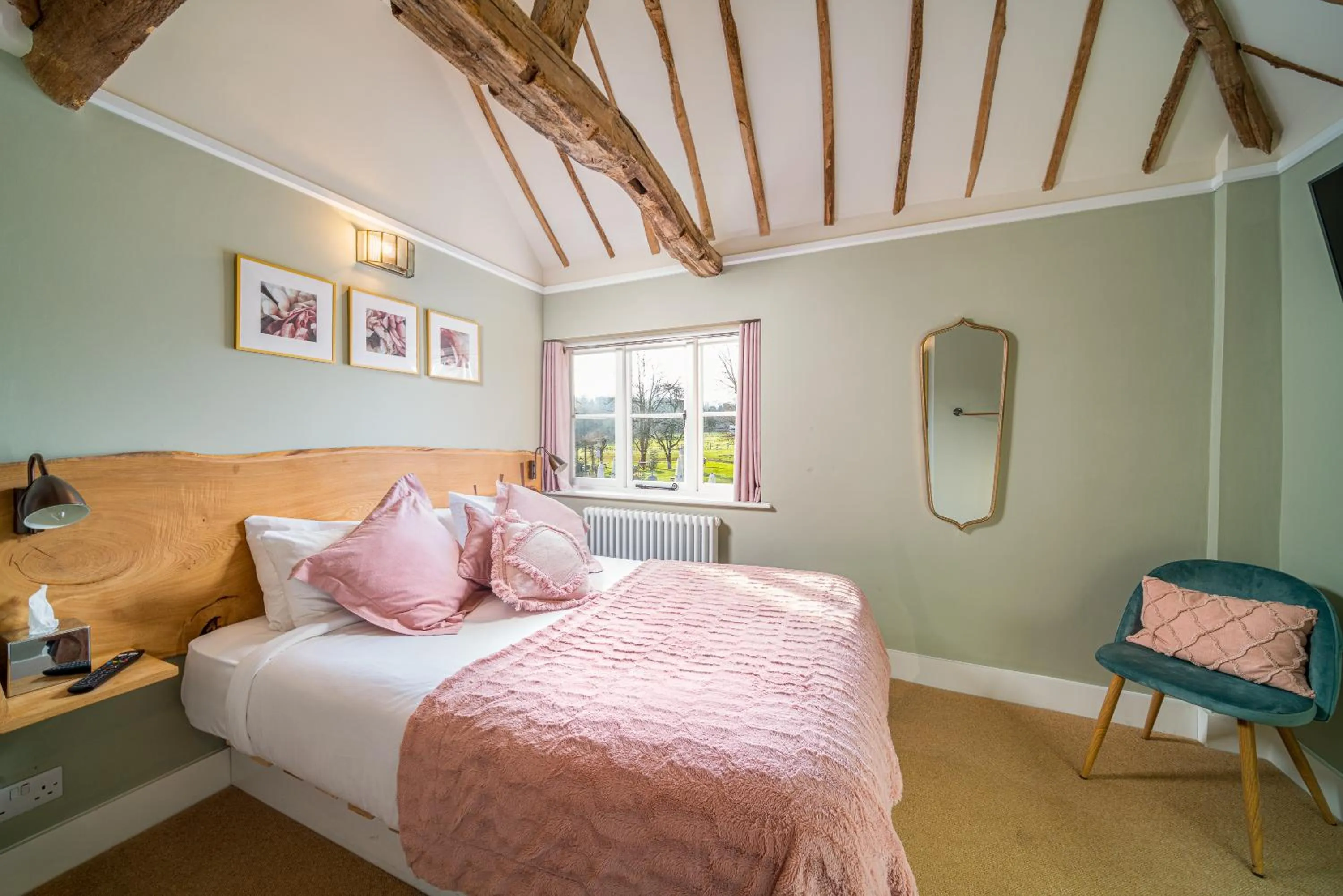 Photo of the whole room, Bed in The Nags Head Hotel