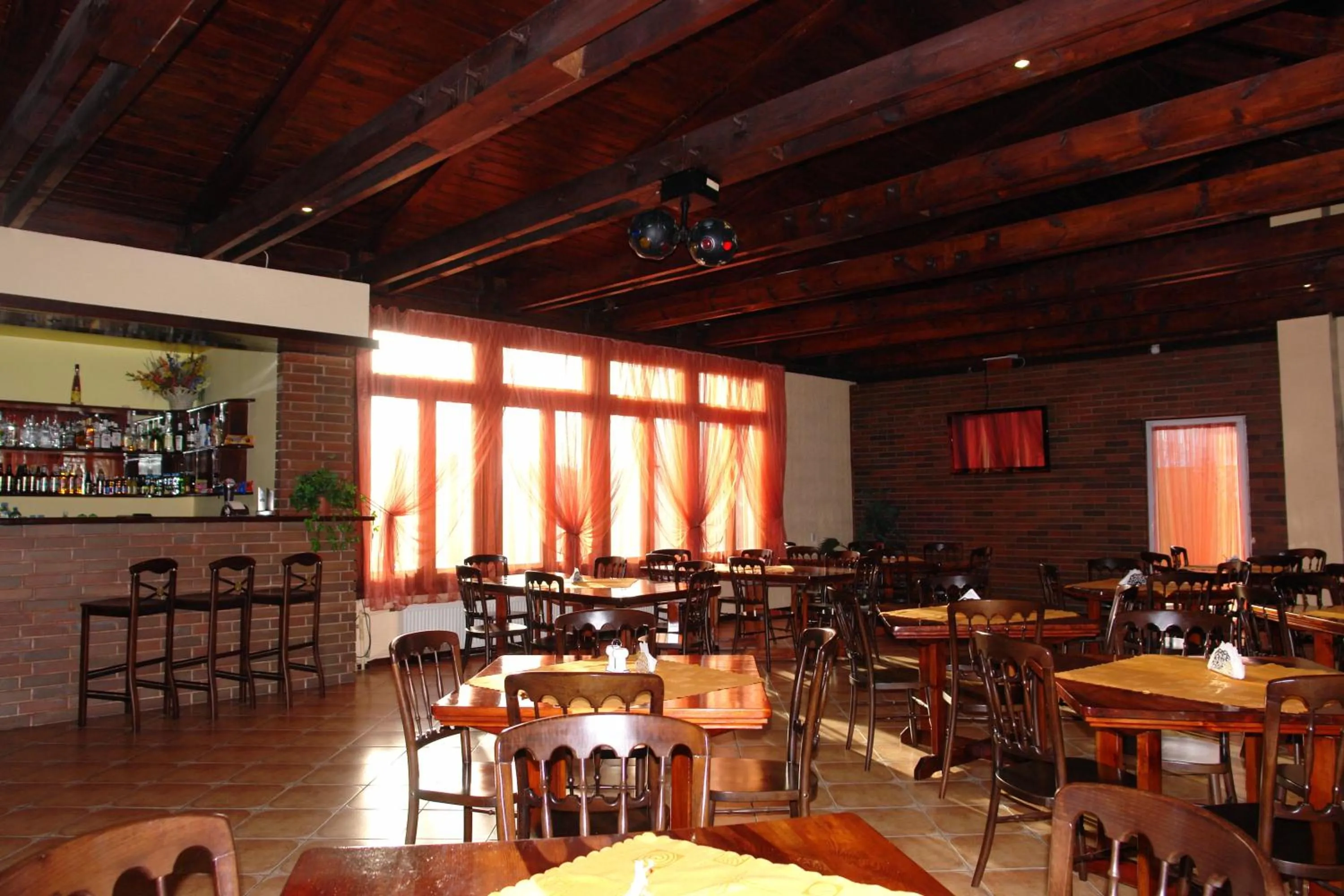 Restaurant/places to eat in Hotel Junior