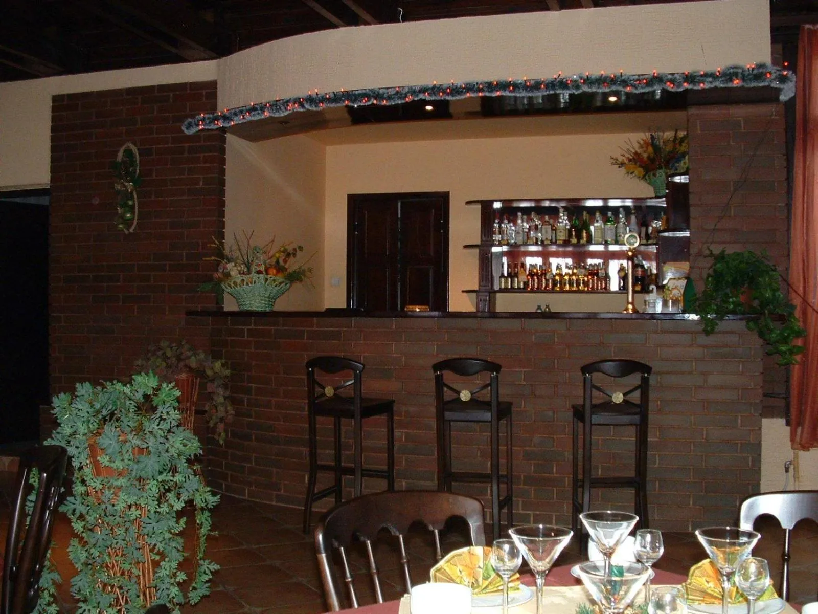 Restaurant/places to eat in Hotel Junior