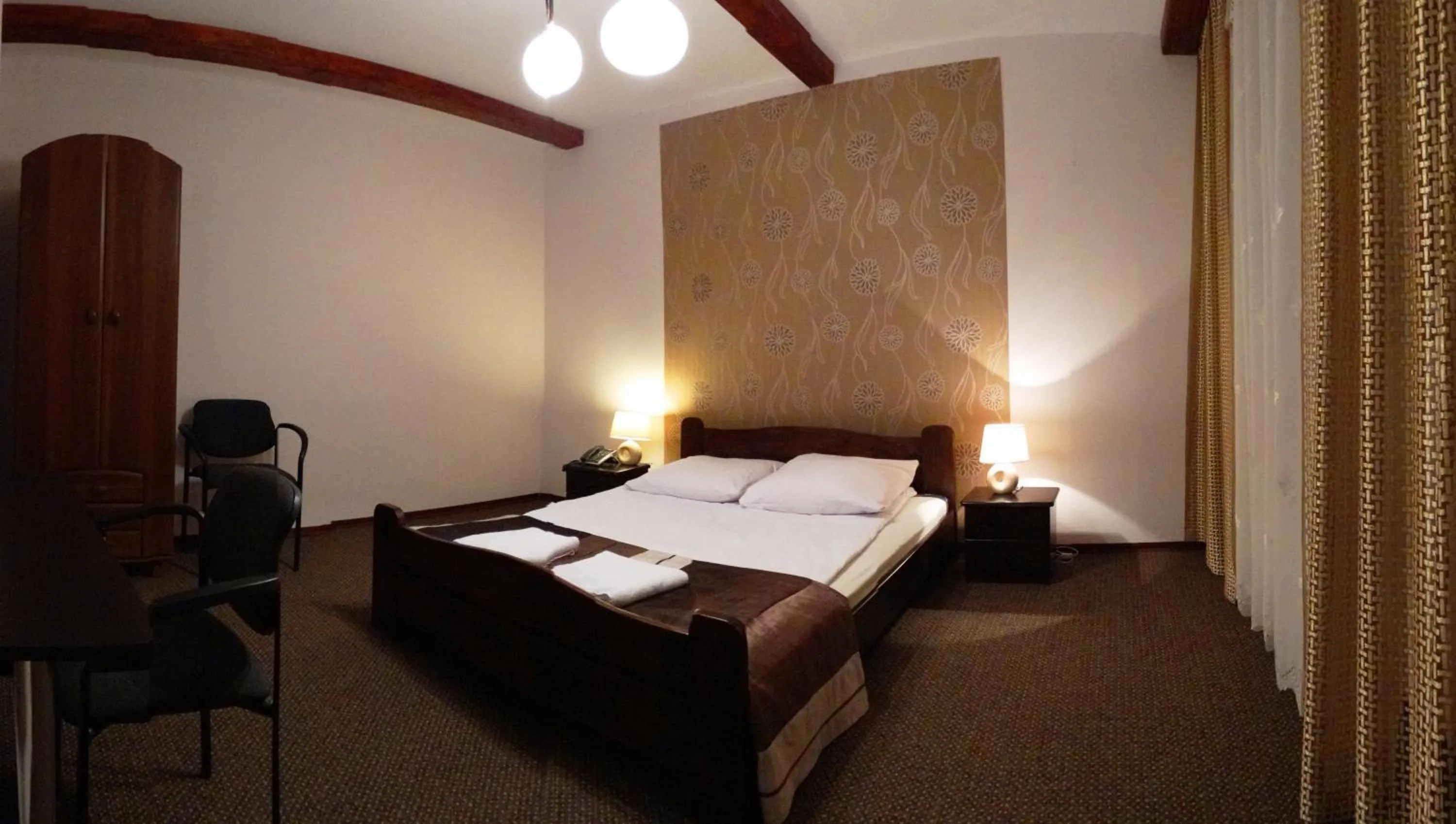 Shower, Bed in Hotel Junior