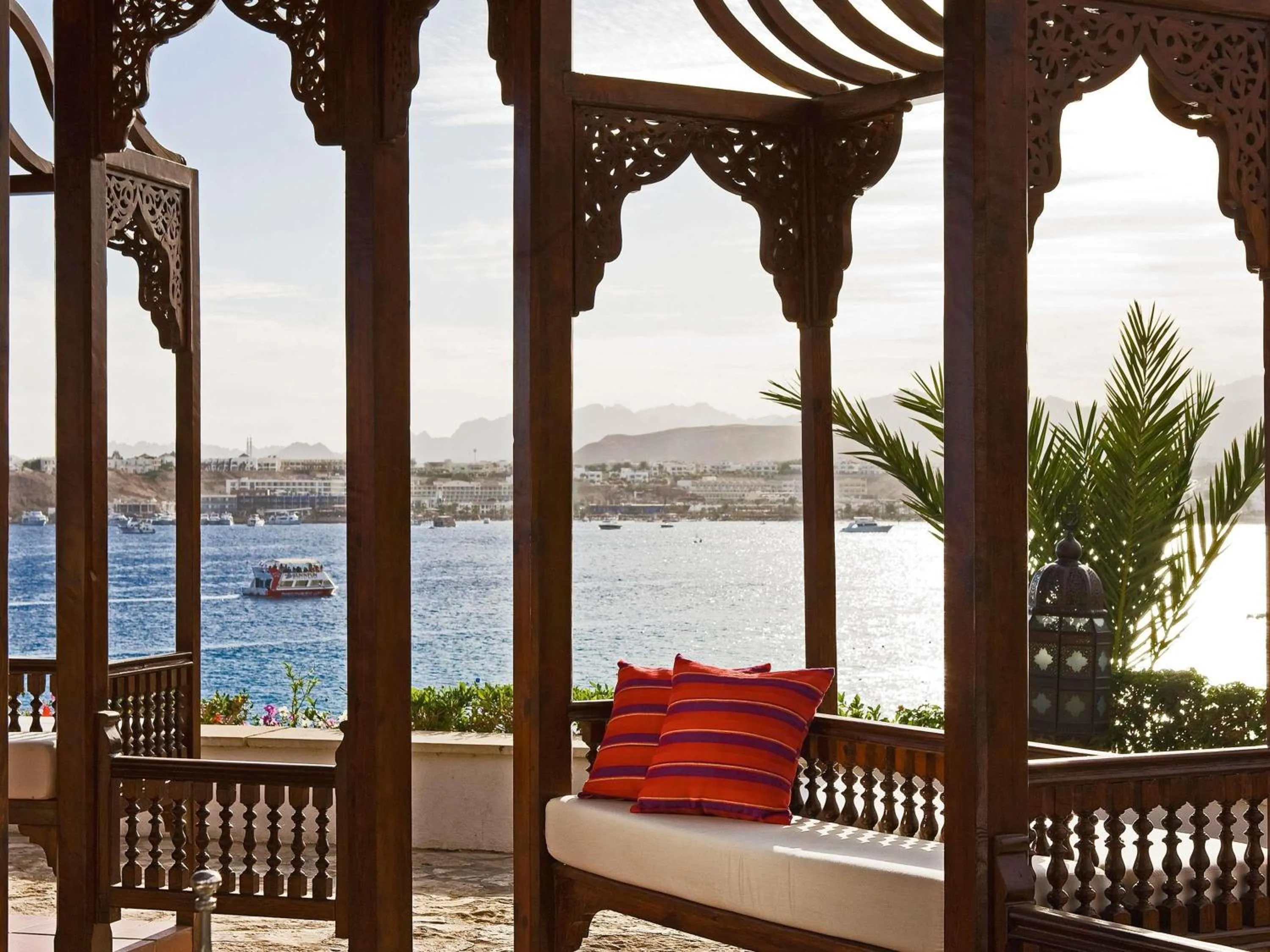 Lounge or bar in Movenpick Resort Sharm El Sheikh