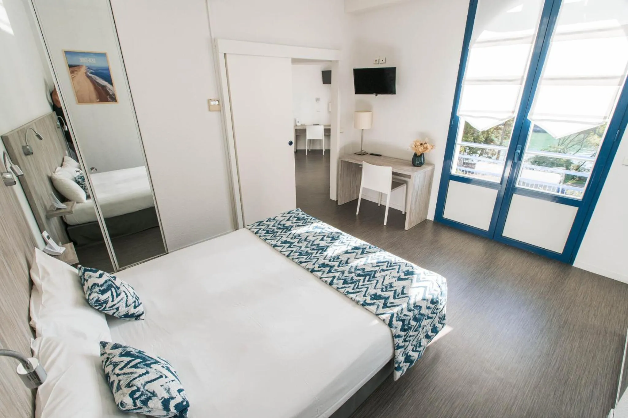 Communal lounge/ TV room, Bed in Hotel Mercedes