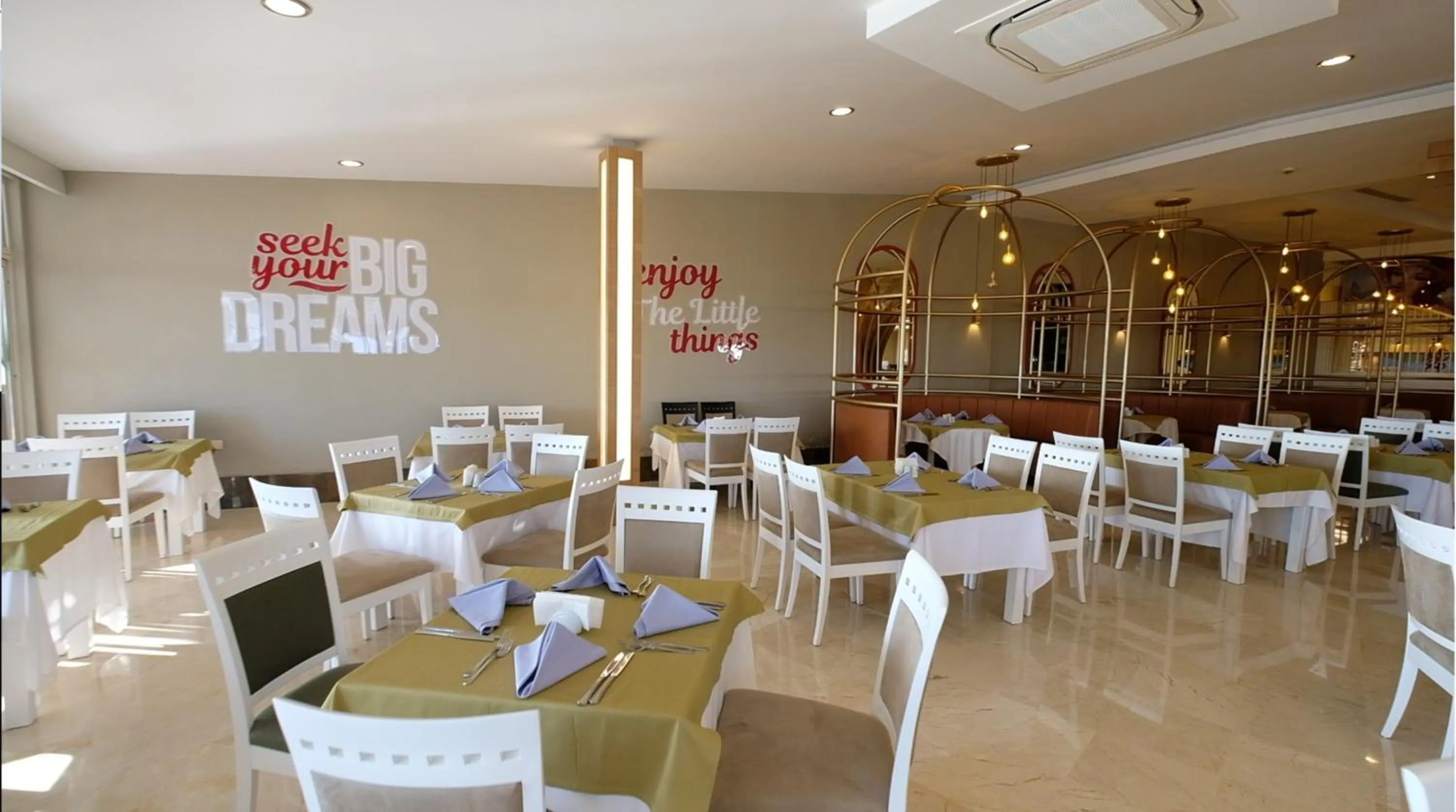 Restaurant/places to eat in Seaden Sea World Resort & Spa