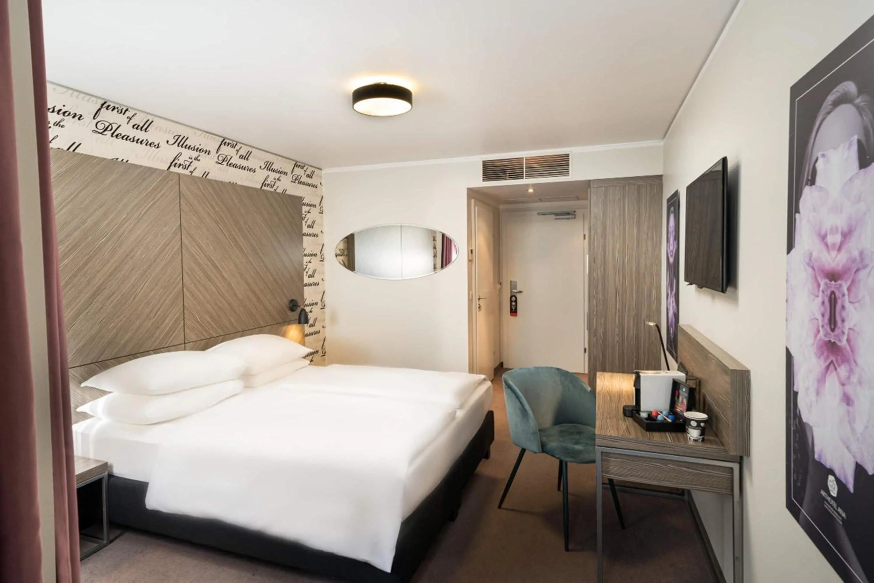 Photo of the whole room, Bed in elaya hotel vienna city west, Trademark by Wyndham