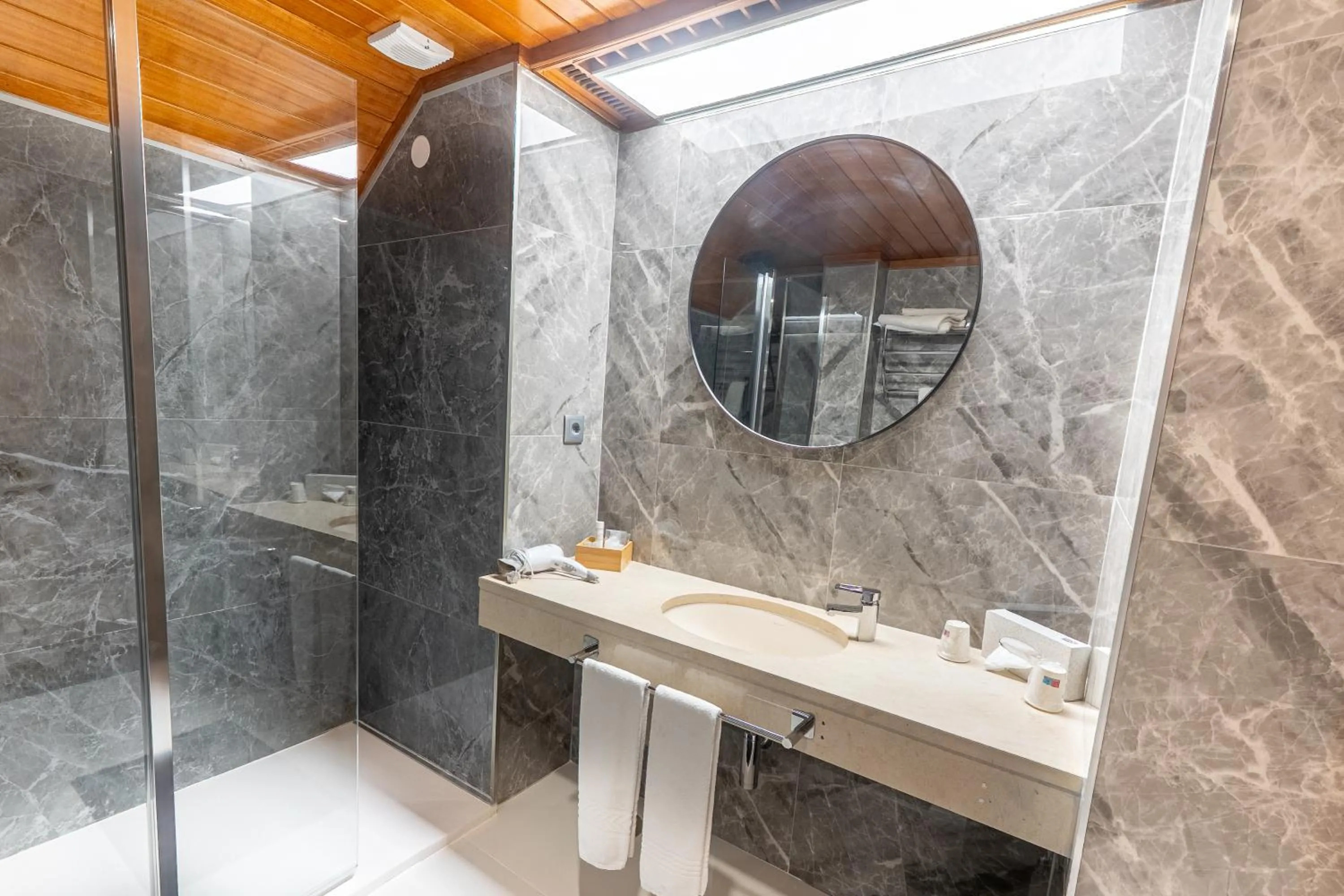 Shower in Hotel Solar Palmeiras