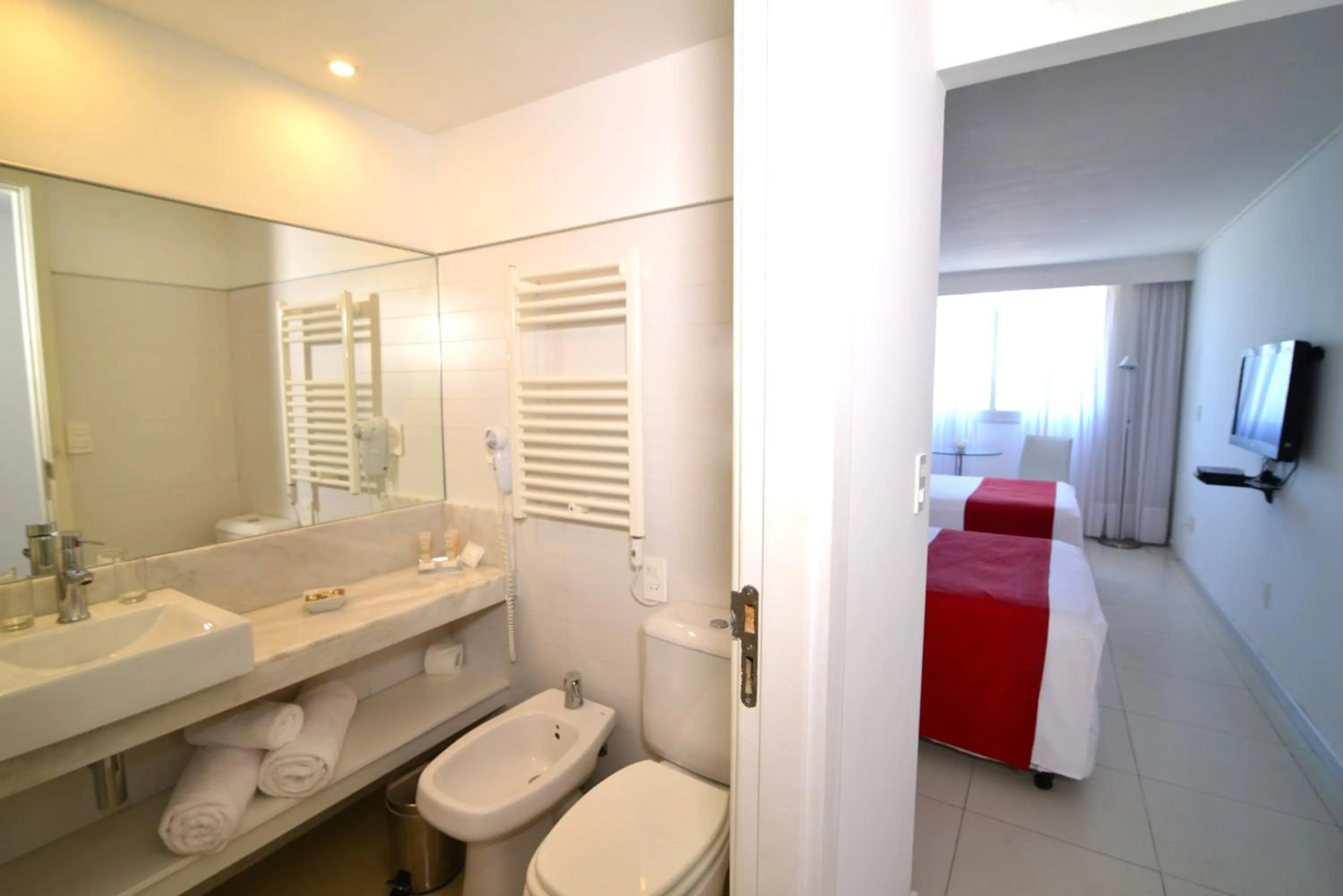 Toilet, Bed in UY Proa Sur Hotel