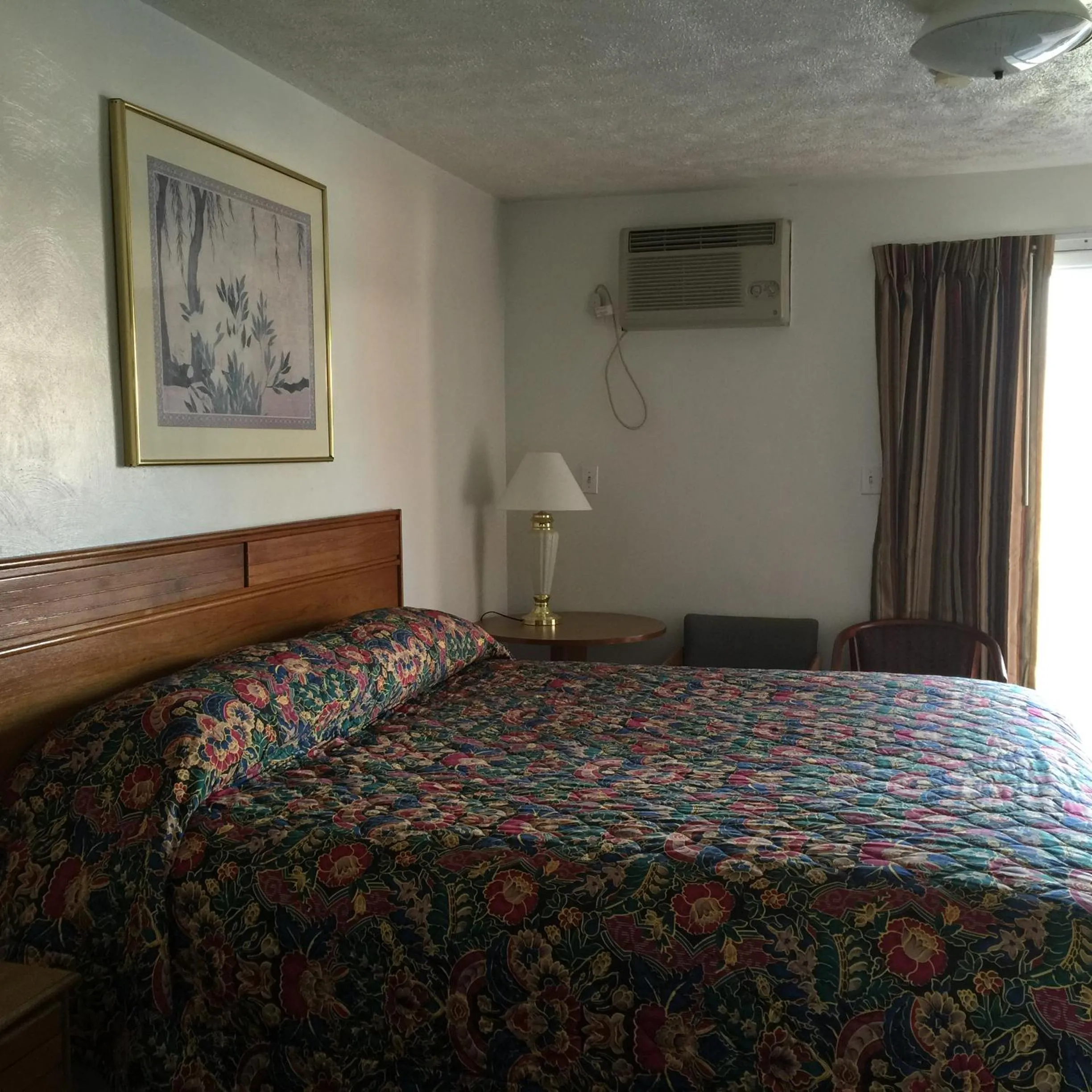 Bed in Valley Motel Pittsburgh