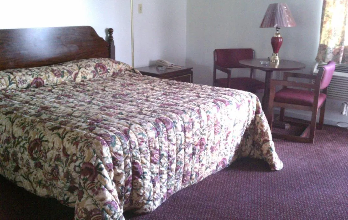 Photo of the whole room, Bed in Valley Motel Pittsburgh