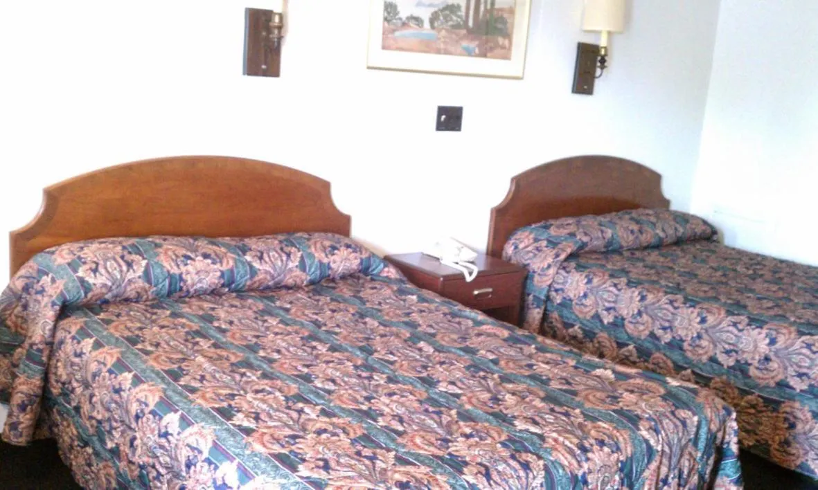 Bed in Valley Motel Pittsburgh