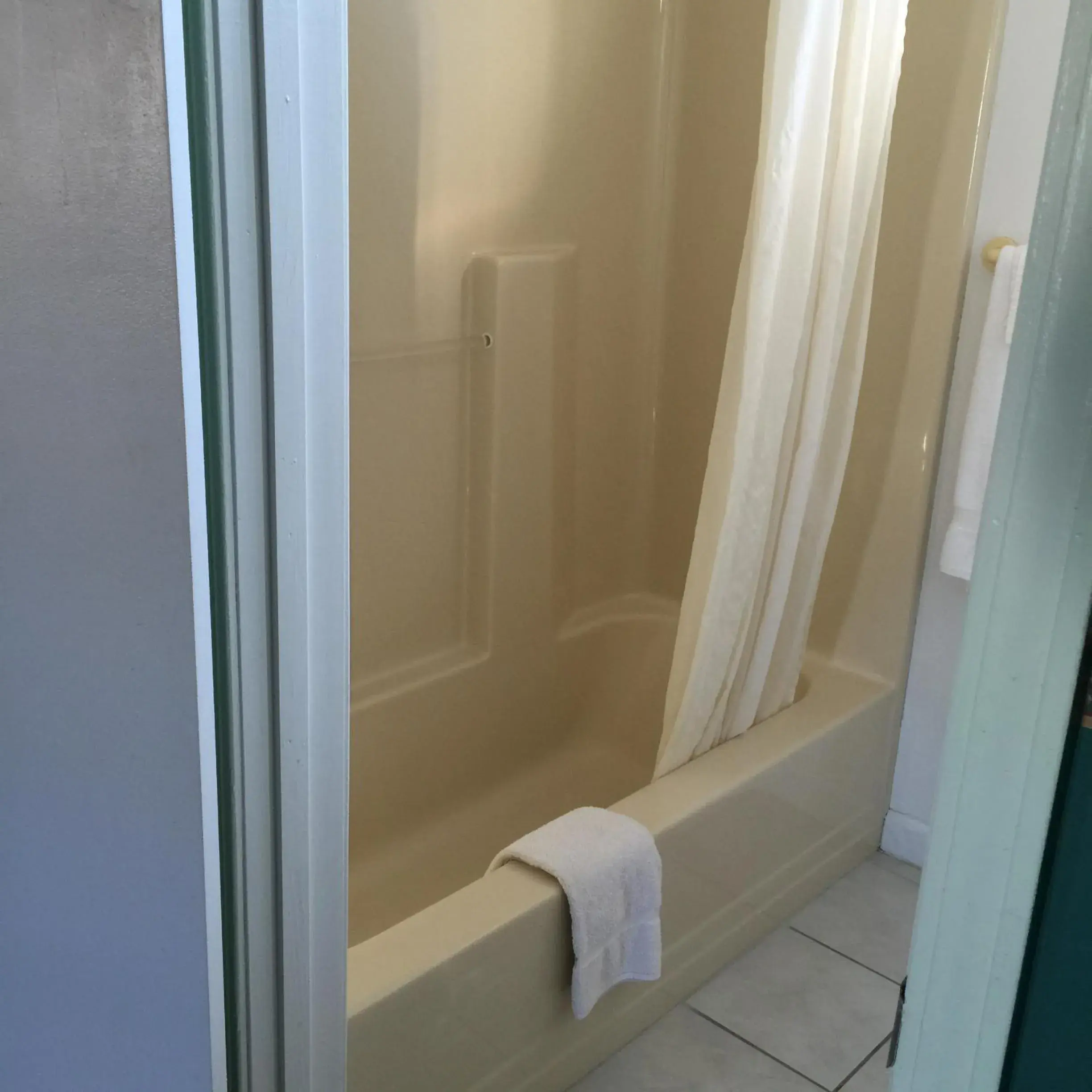 King Room with Spa Bath- Smoking in Valley Motel Pittsburgh King Room with Spa Bath- Smoking in Valley Motel Pittsburgh