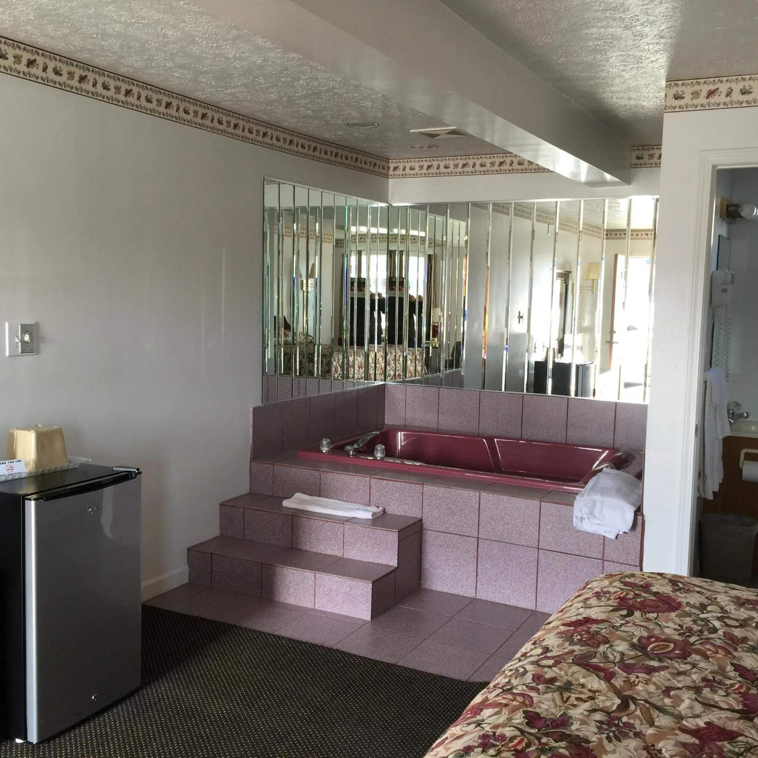 Bed in Valley Motel Pittsburgh